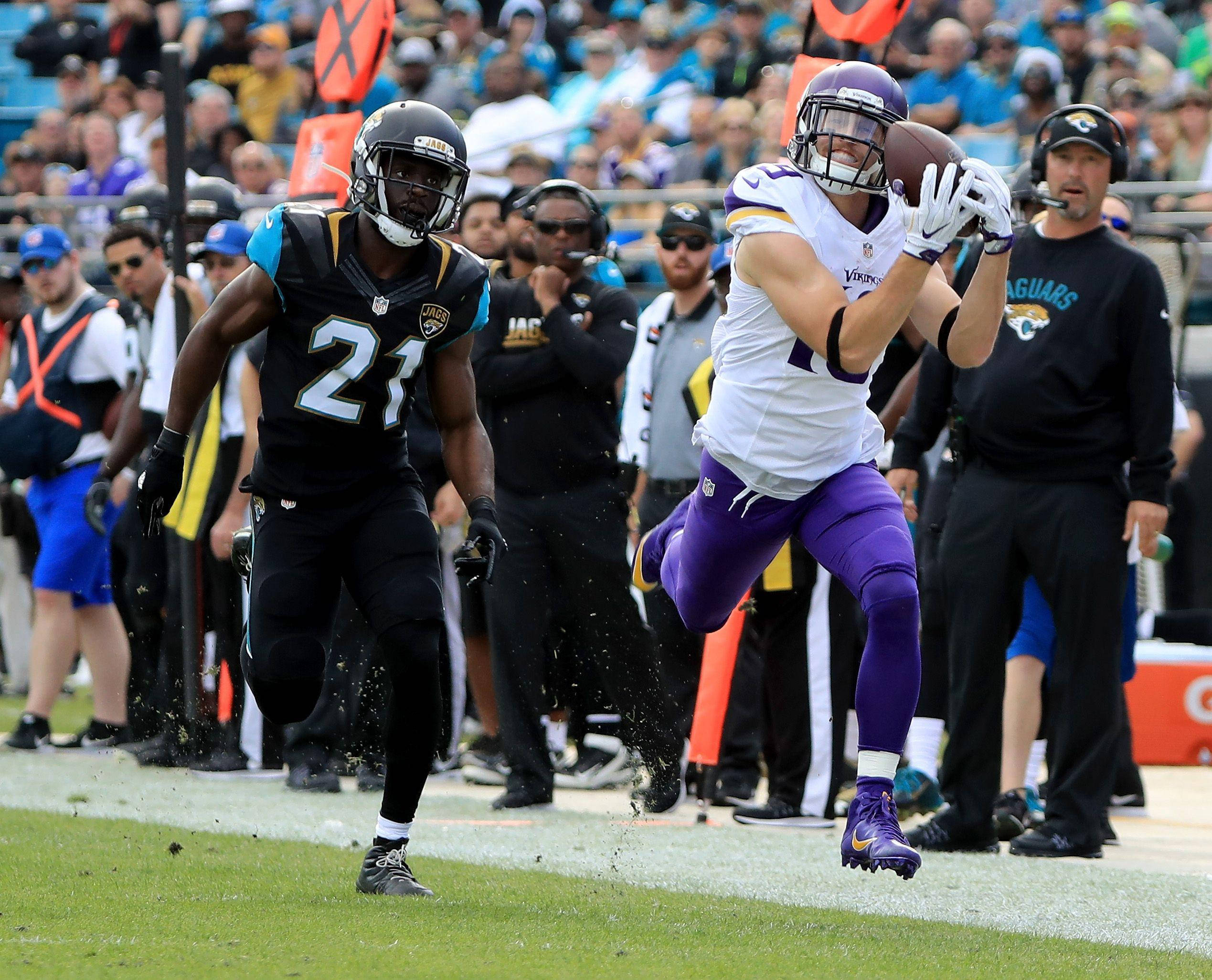 Adam Thielen đối đầu Washington Commanders Hình nền