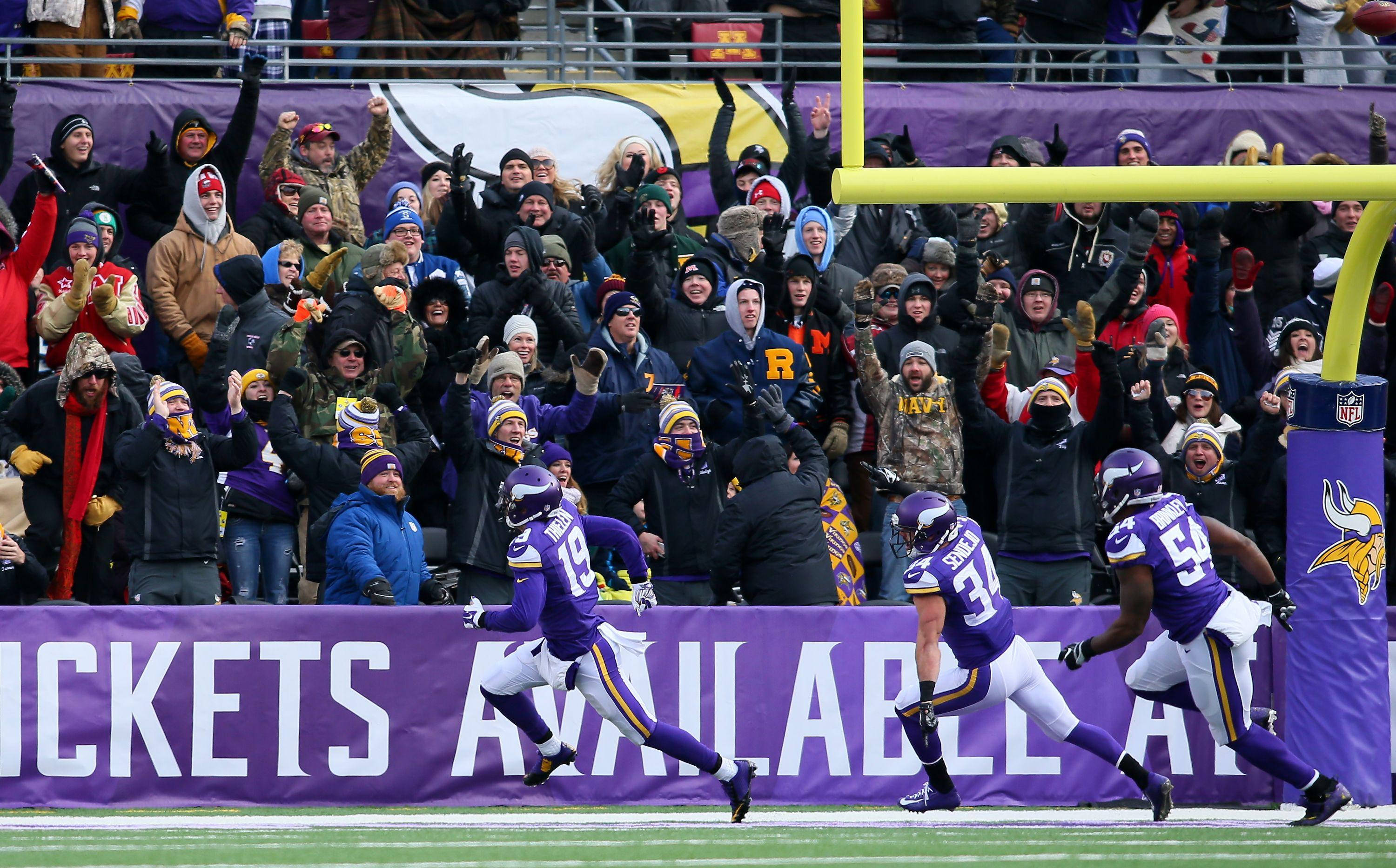 Adam Thielen ghi bàn thắng bóng bầu dục Hình nền