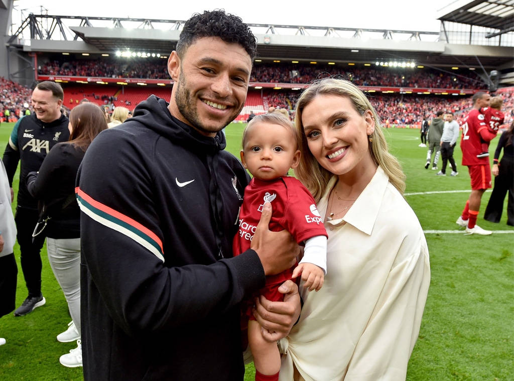 Alex Oxlade-Chamberlain cùng Perrie và em bé Hình nền
