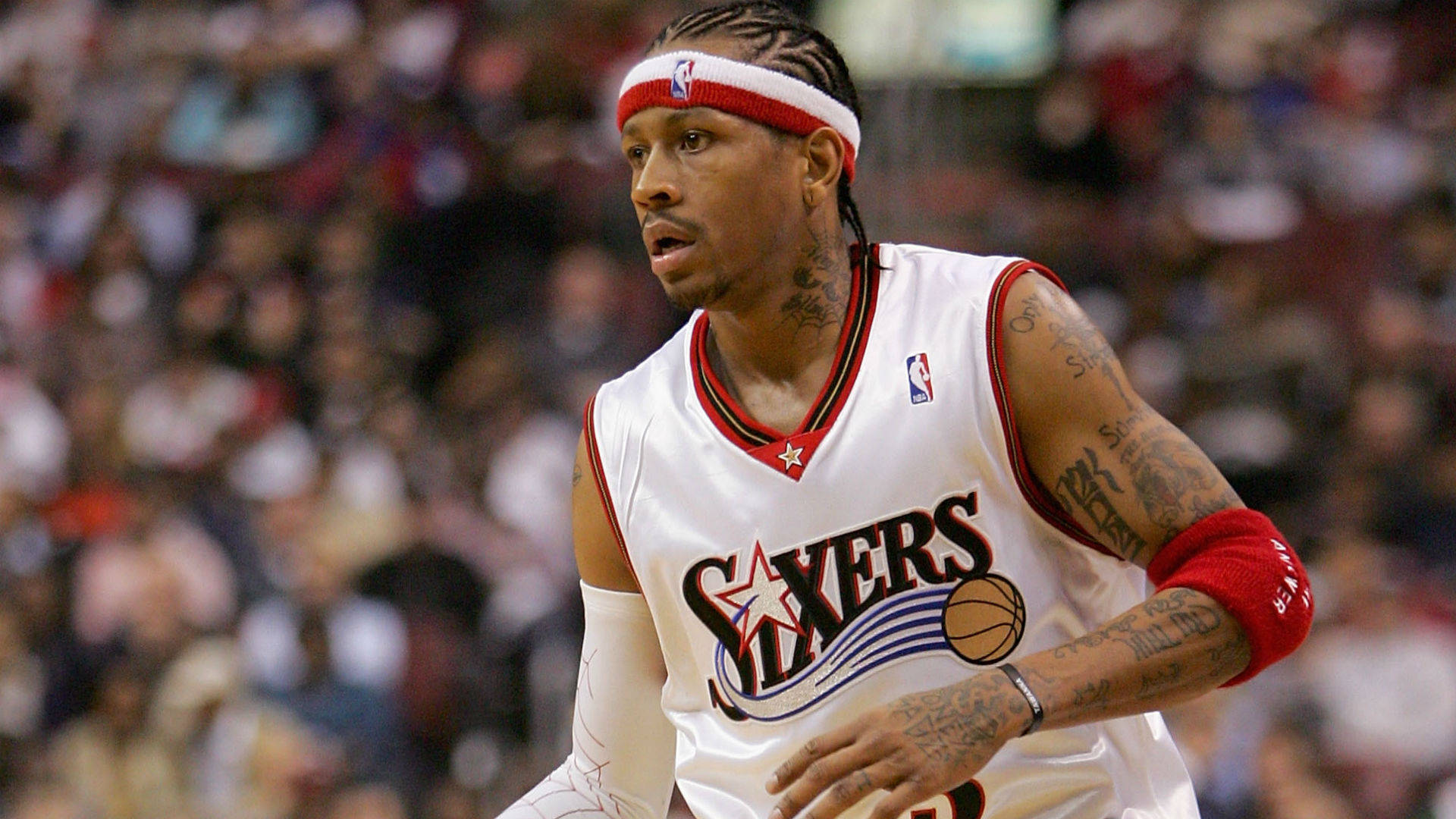 Allen Iverson với phông nền đám đông mờ ảo Hình nền