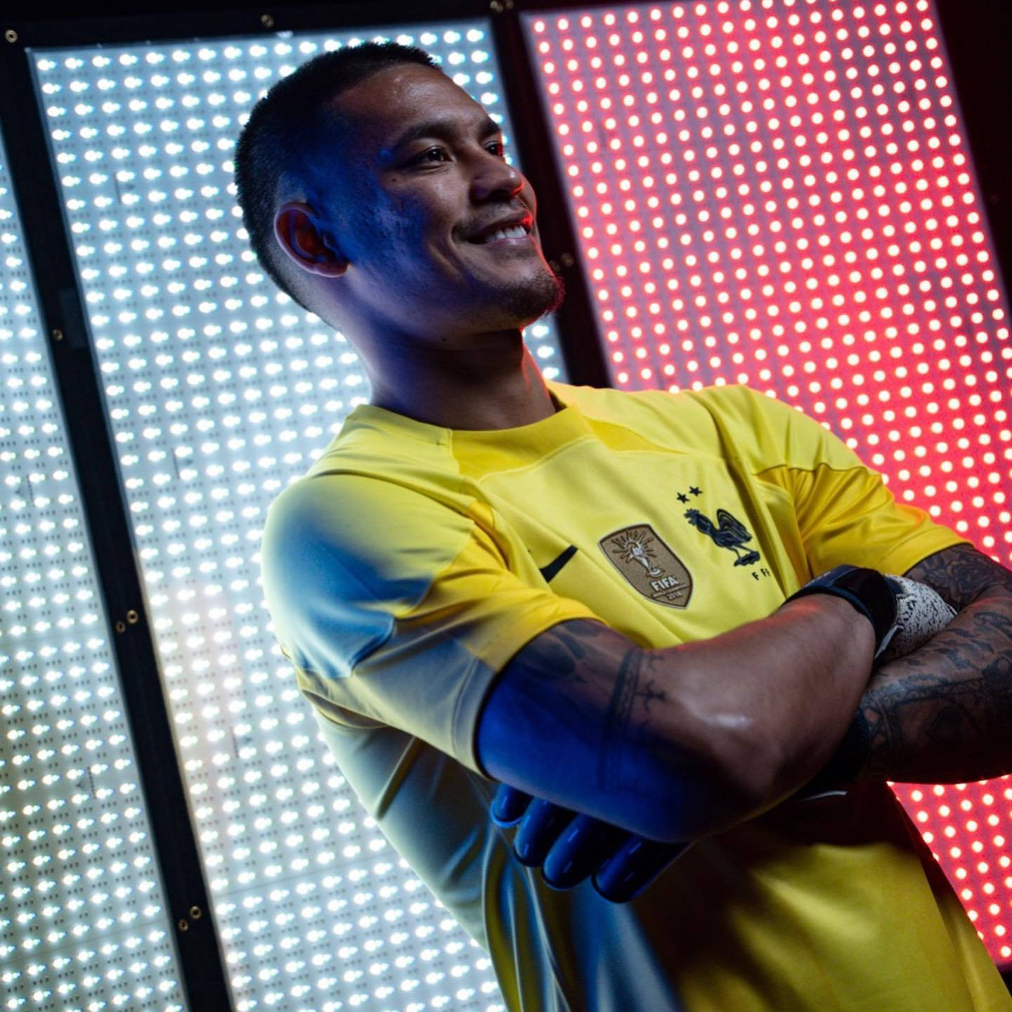 Alphonse Areola khoanh tay Hình nền