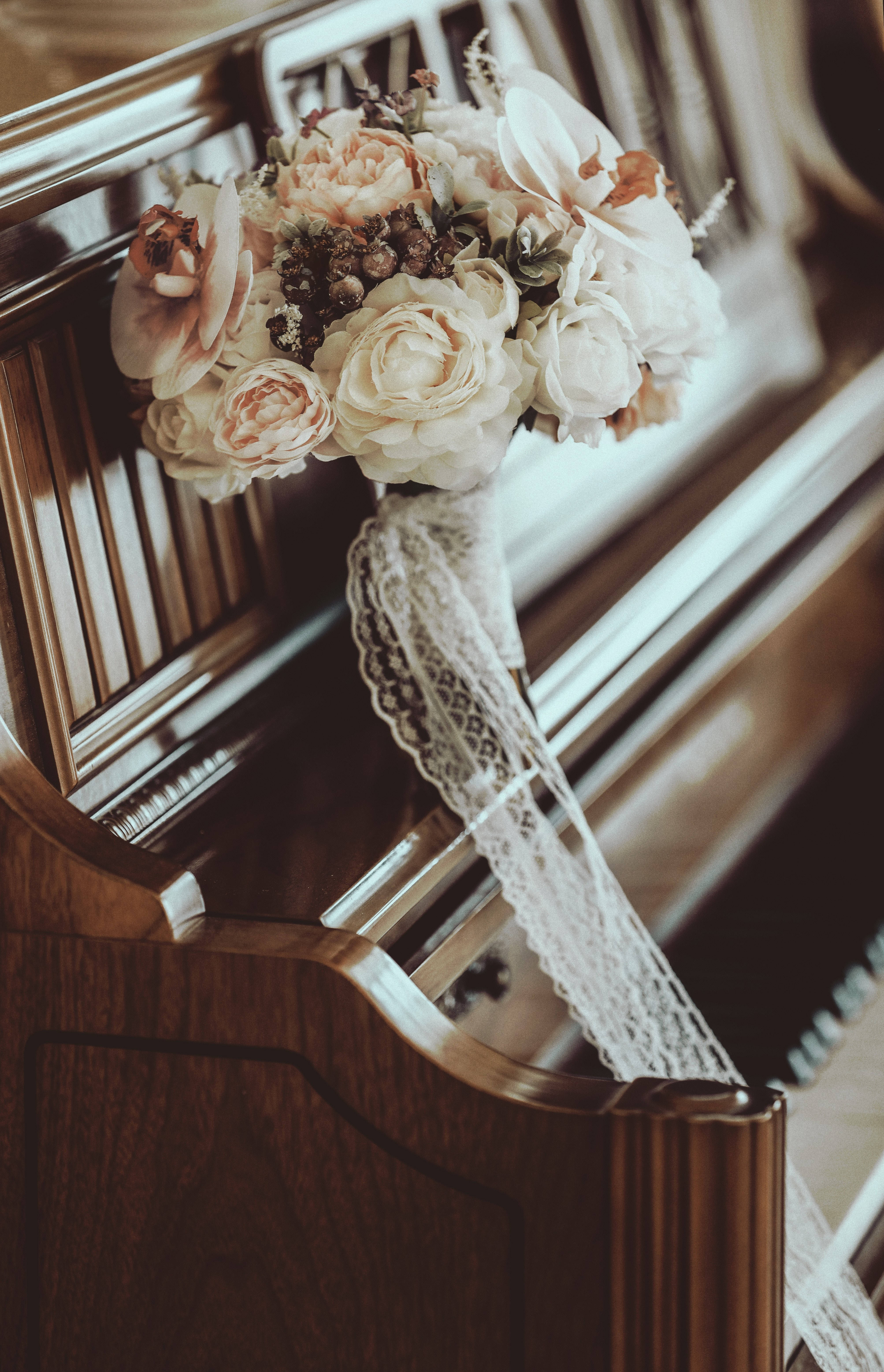 Đàn piano với bó hoa tay Hình nền