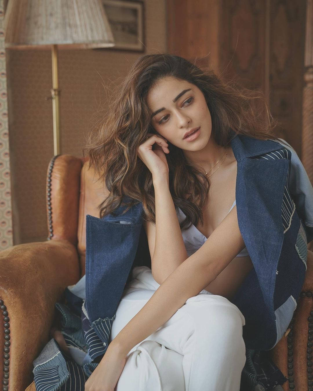 Ananya Pandey trên ghế bành Hình nền