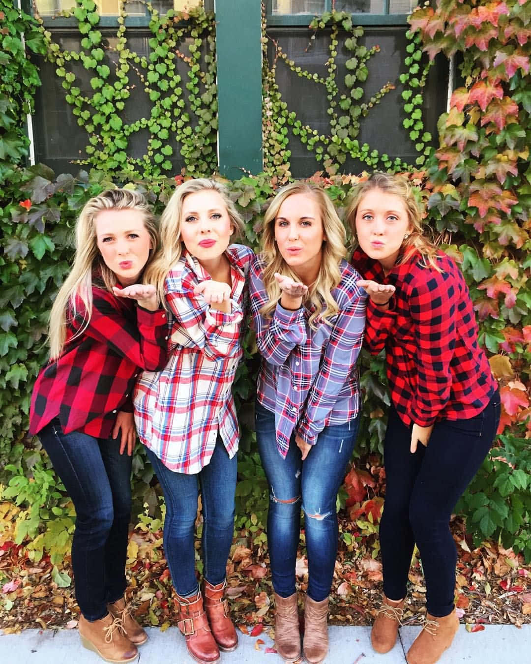 Ảnh bạn thân phong cách mùa thu với họa tiết kẻ sọc Hình nền