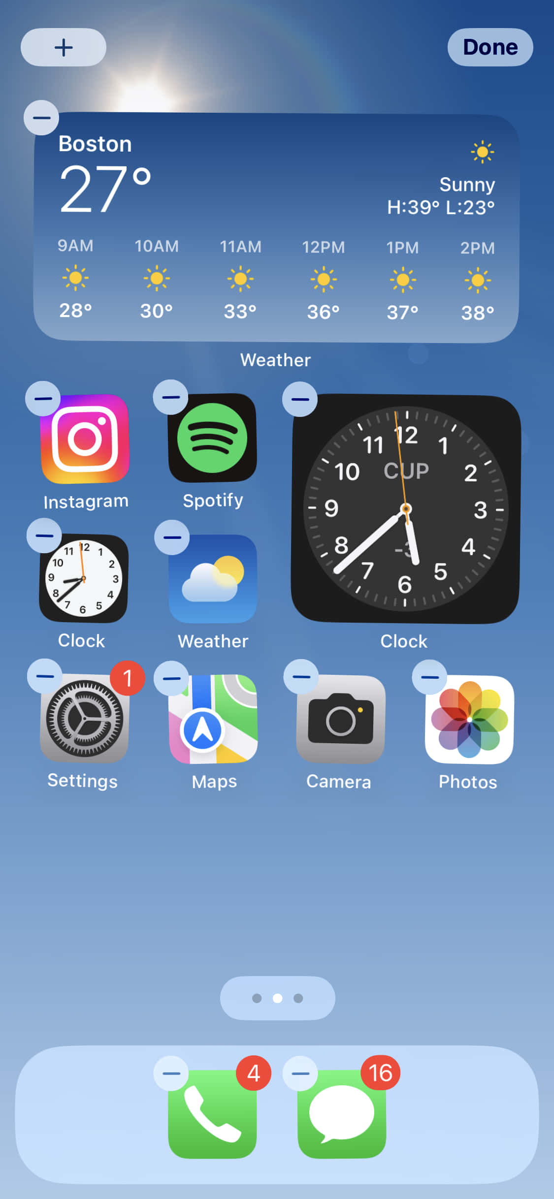 Ảnh chụp màn hình iPhone với đồng hồ và các biểu tượng khác Hình nền