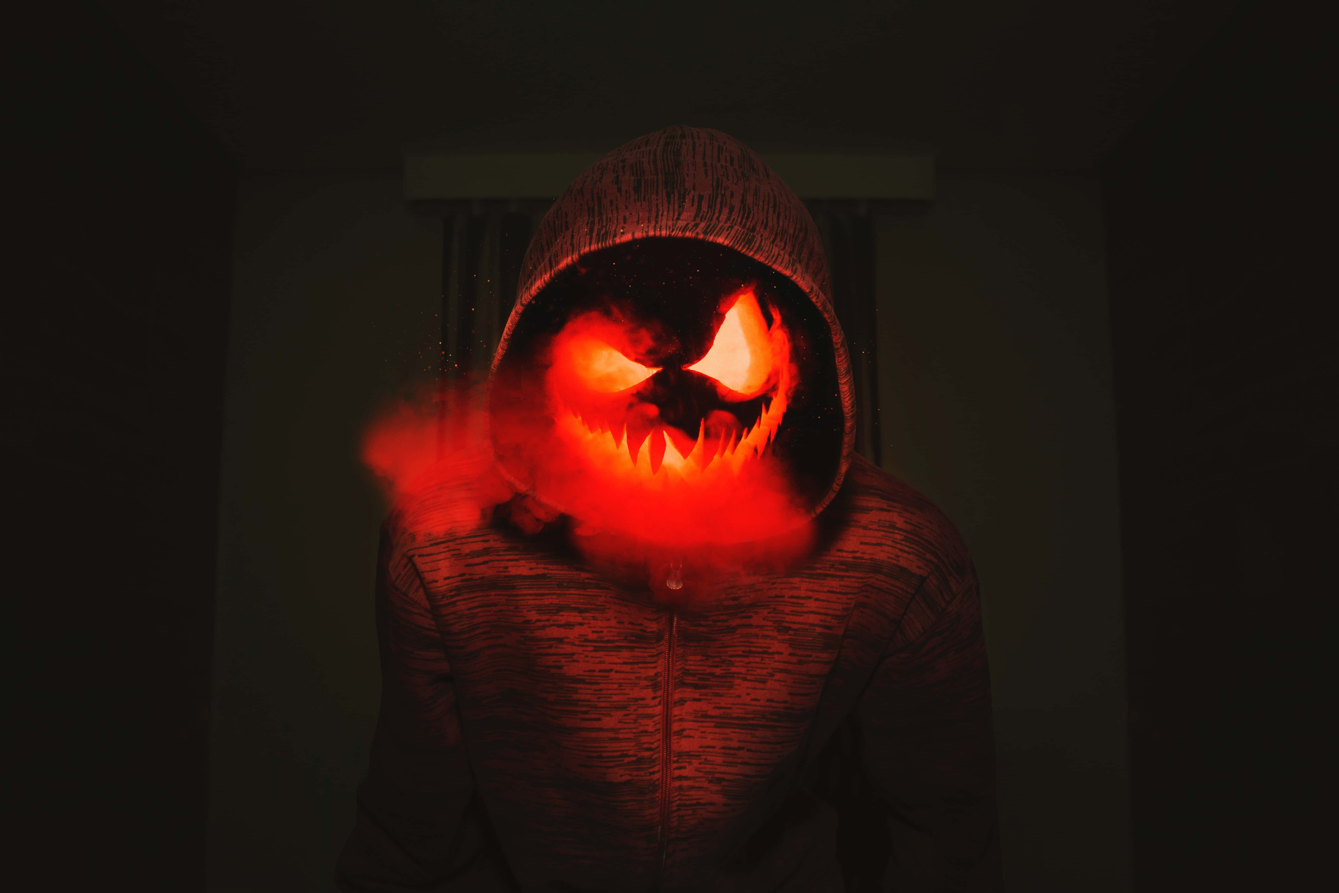 Ảnh người đàn ông đội hoodie đáng sợ Hình nền