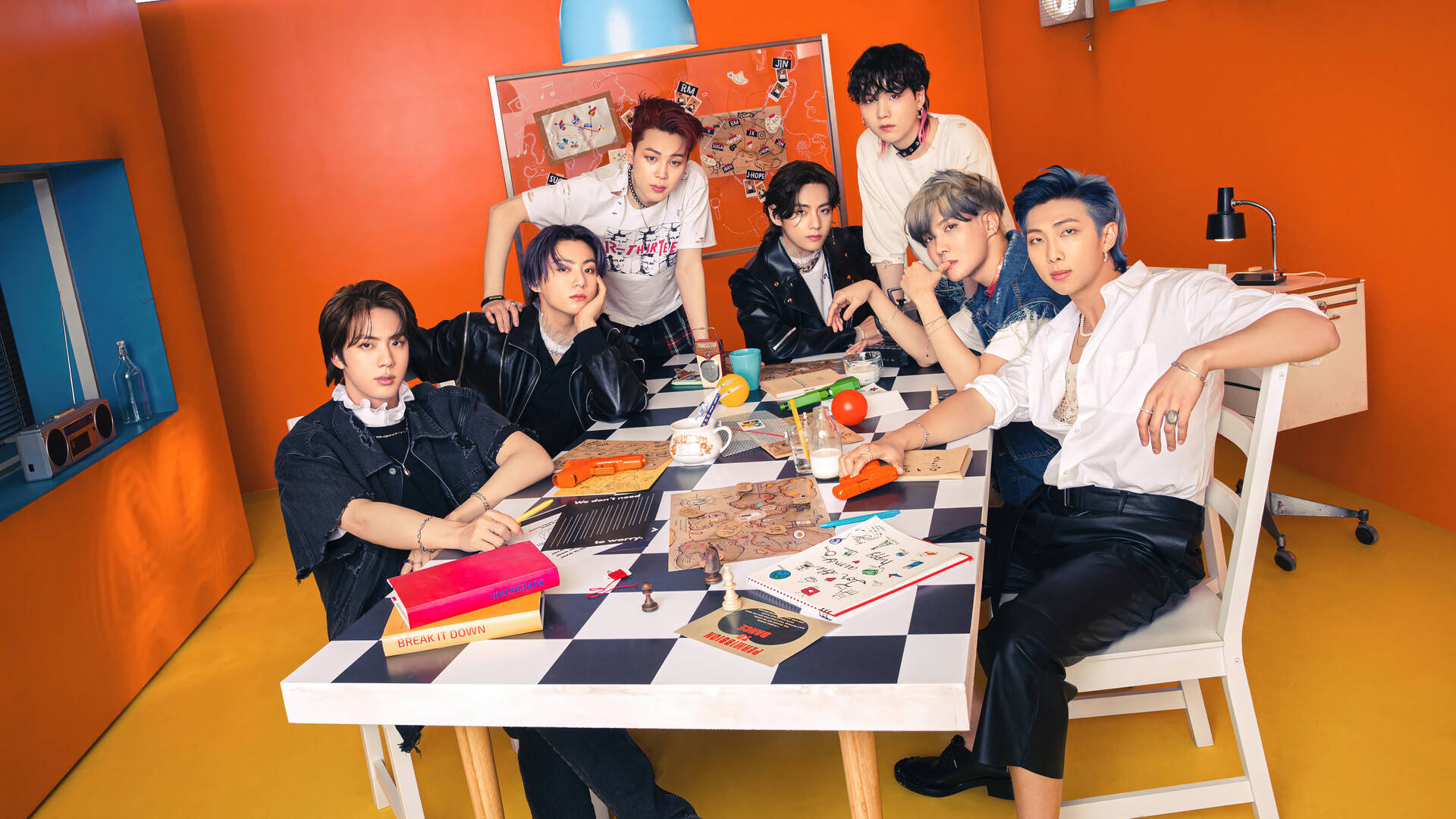 Ảnh nhóm BTS trong căn phòng màu cam Hình nền