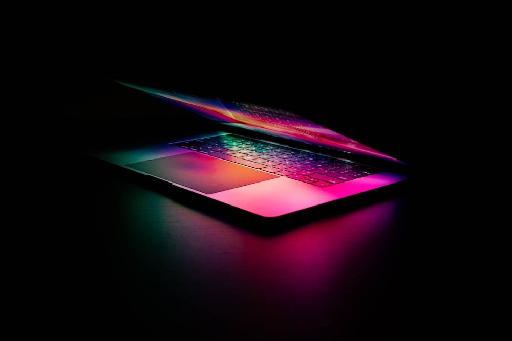 Ánh sáng màn hình hồng trên laptop tối giản Hình nền