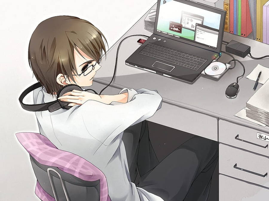 Anime chàng trai giữ tai nghe khi đang làm việc trên laptop Hình nền