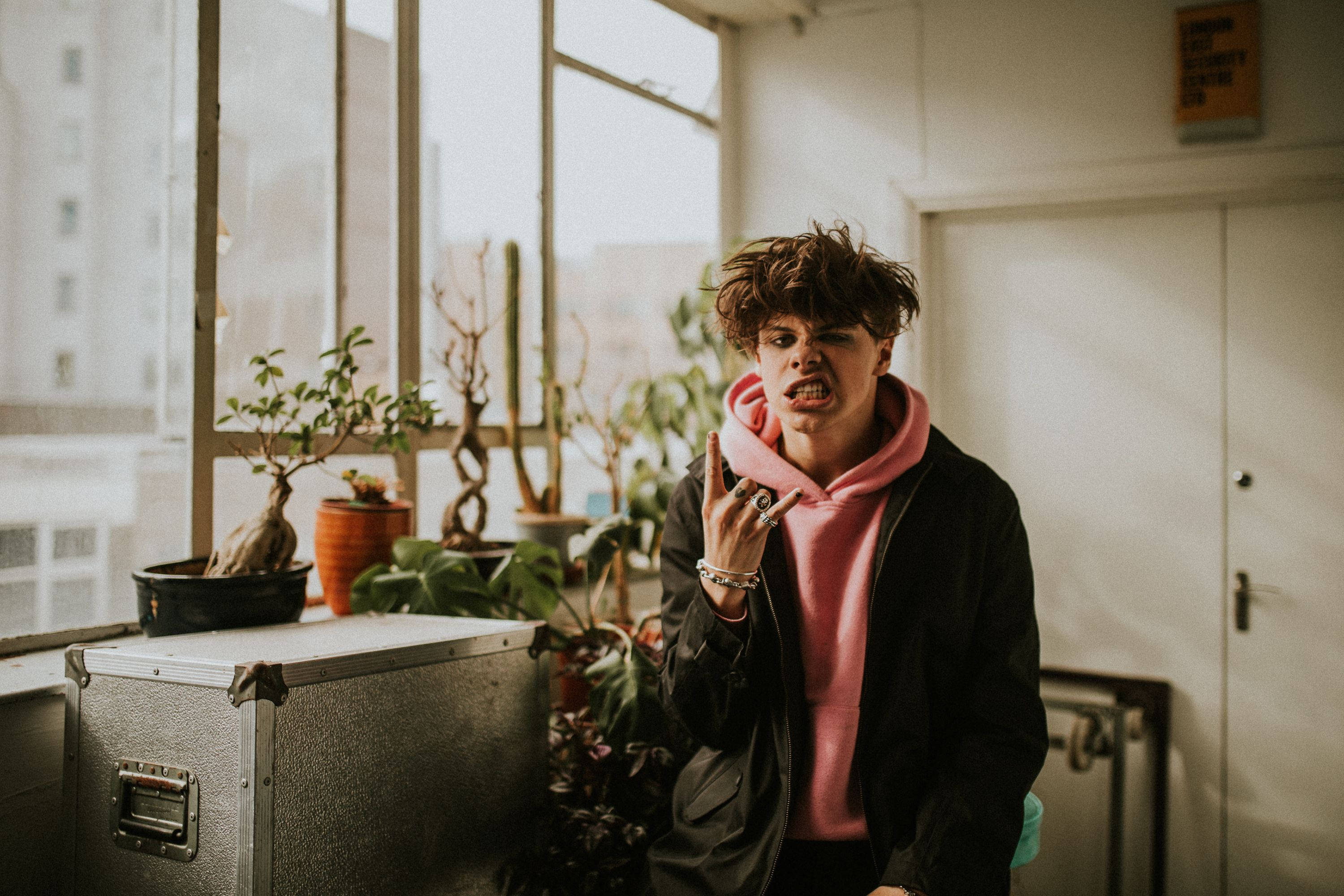 Áo Hoodie Hồng Yungblud Hình nền