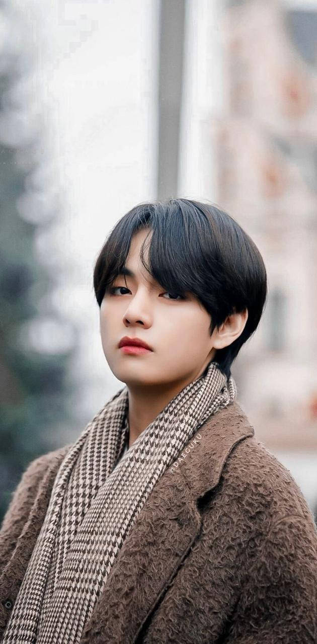 Áo khoác mùa đông màu nâu của BTS V Hình nền