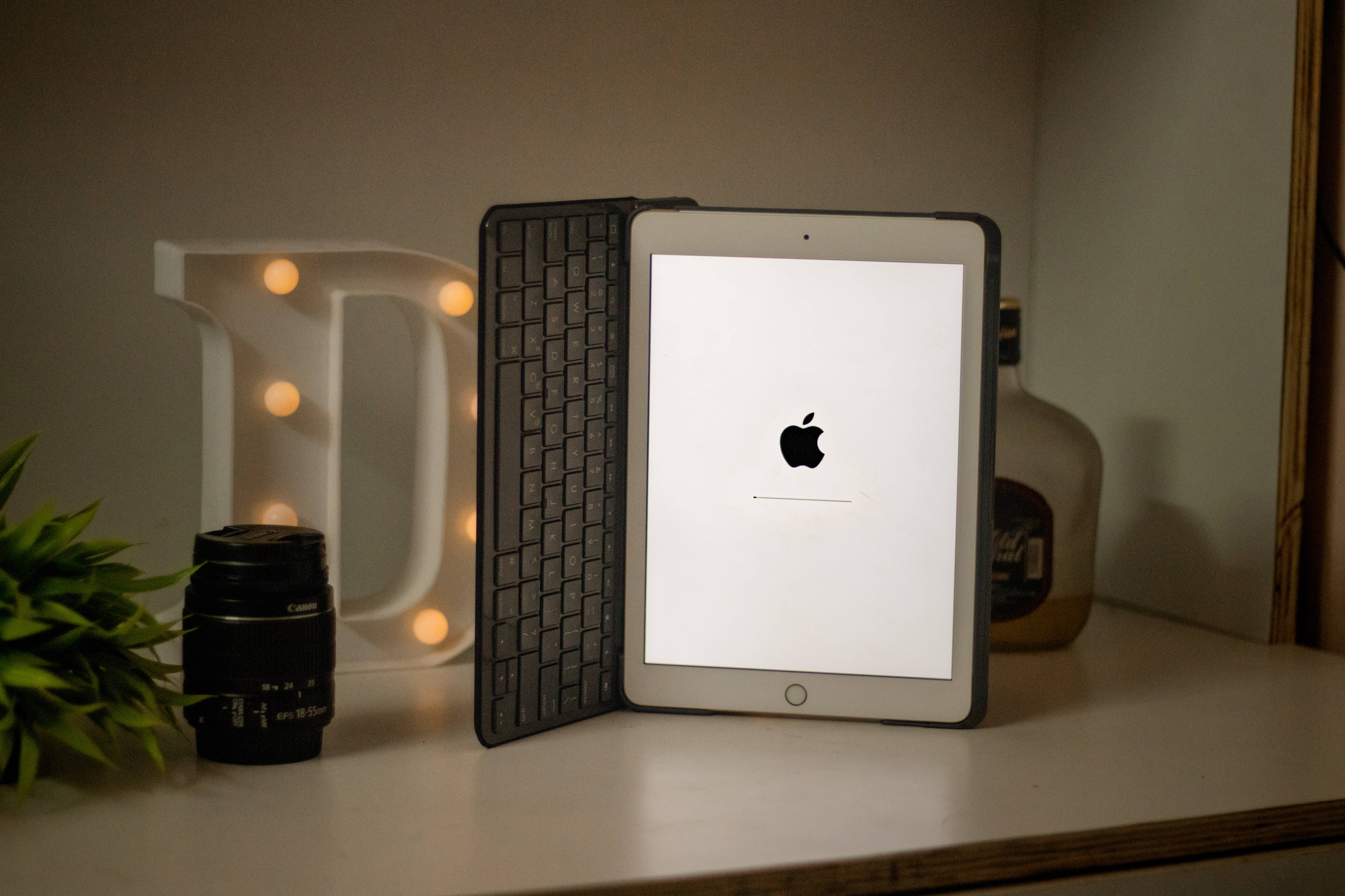 Apple iPad Pro Với Phụ Kiện Bàn Phím Hình nền