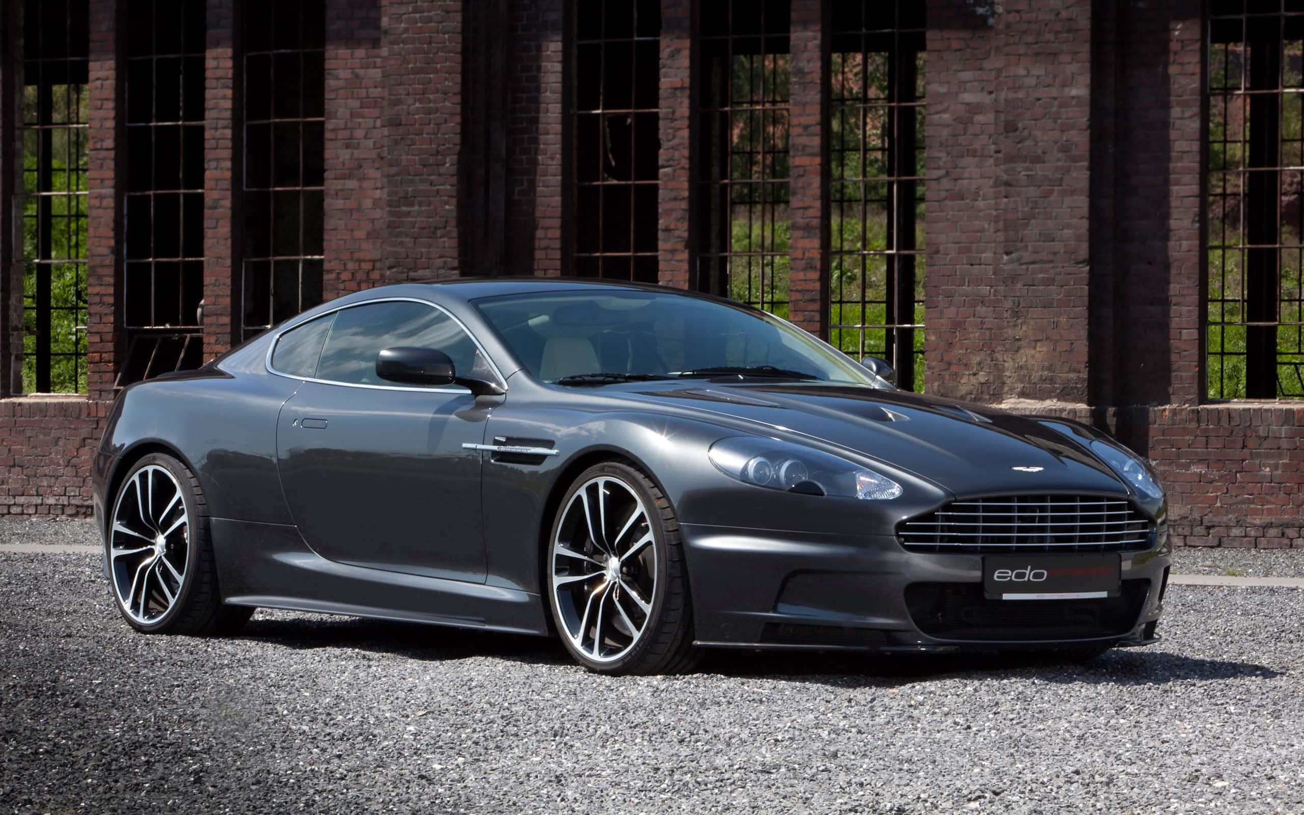 Aston Martin DB9 màu bạc ấn tượng trên đường đua Hình nền
