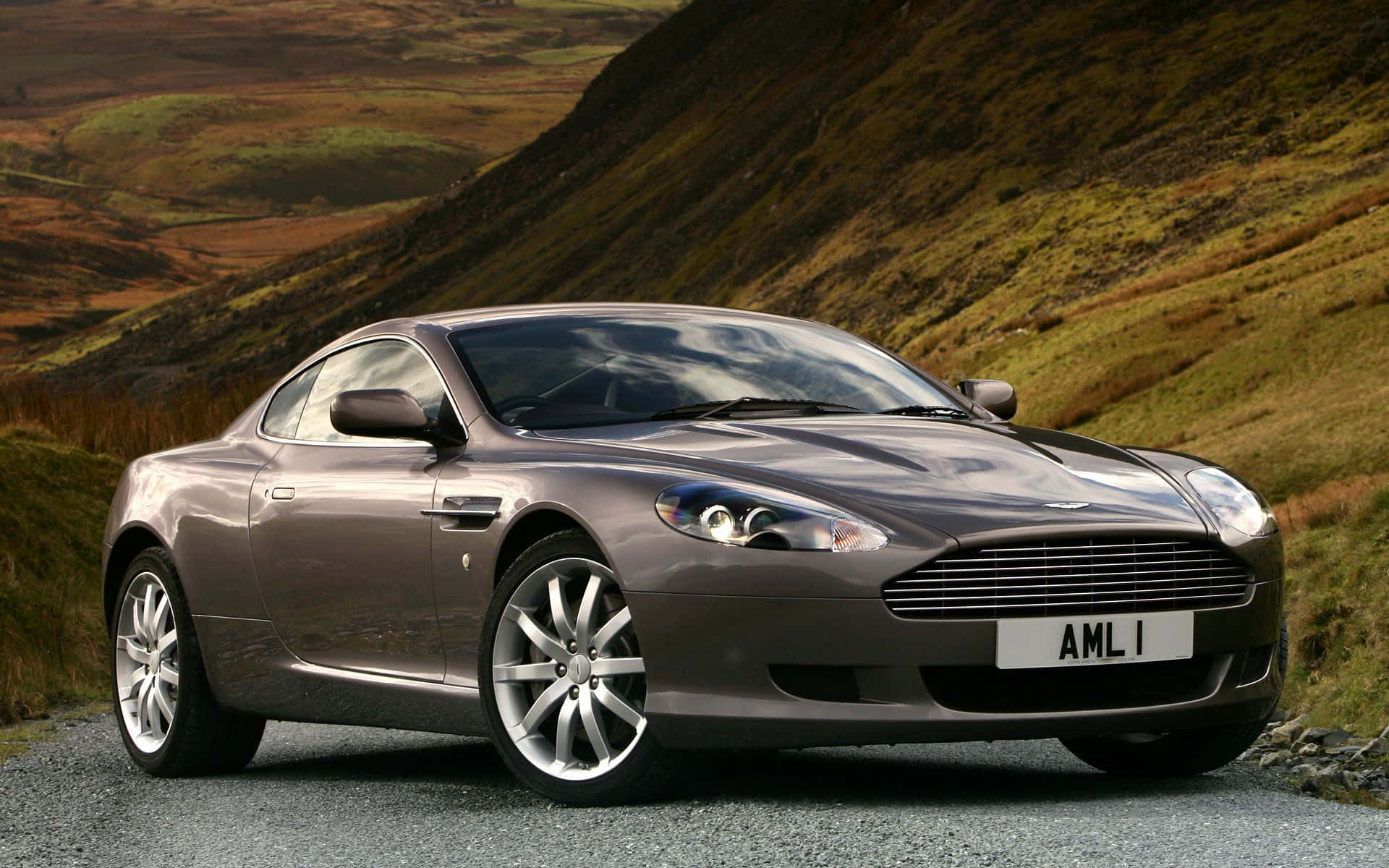 Aston Martin DB9 mượt mà trên đường mở Hình nền