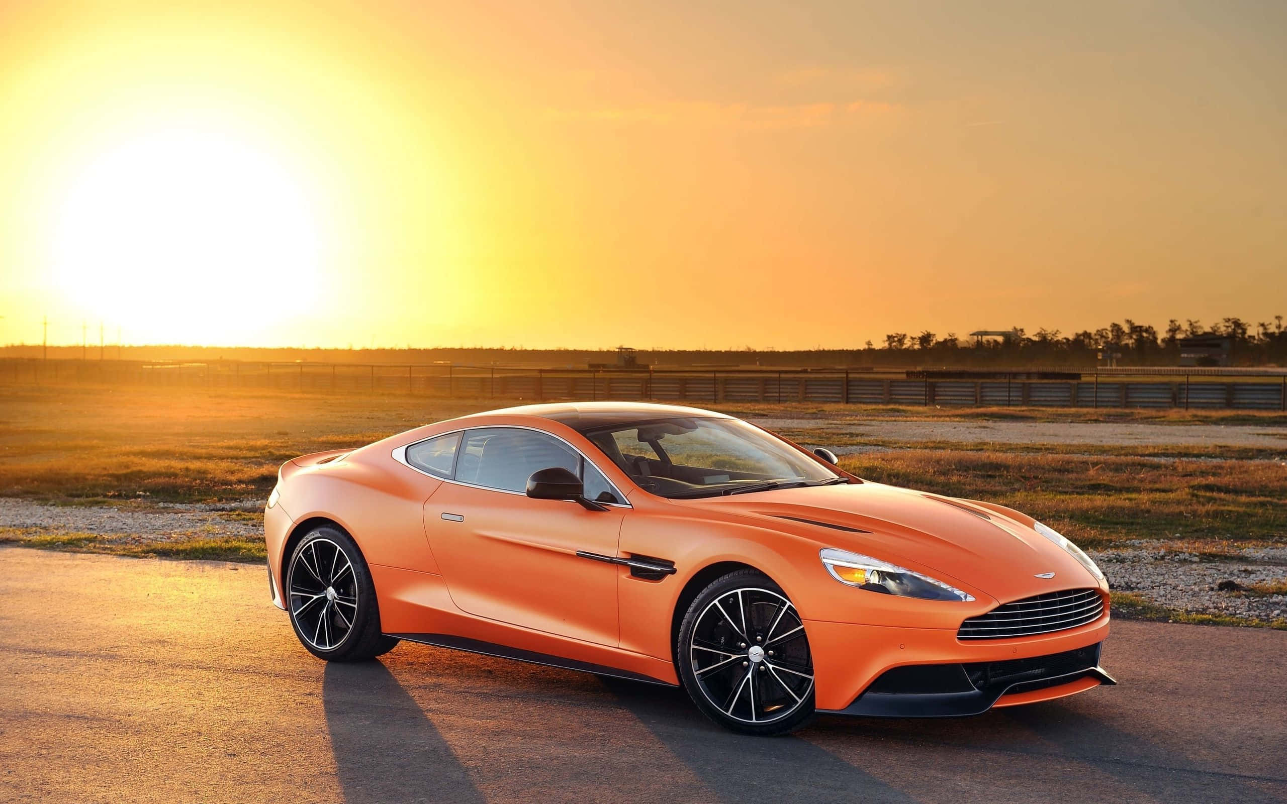Aston Martin Vanquish bóng bẩy trong chuyển động Hình nền
