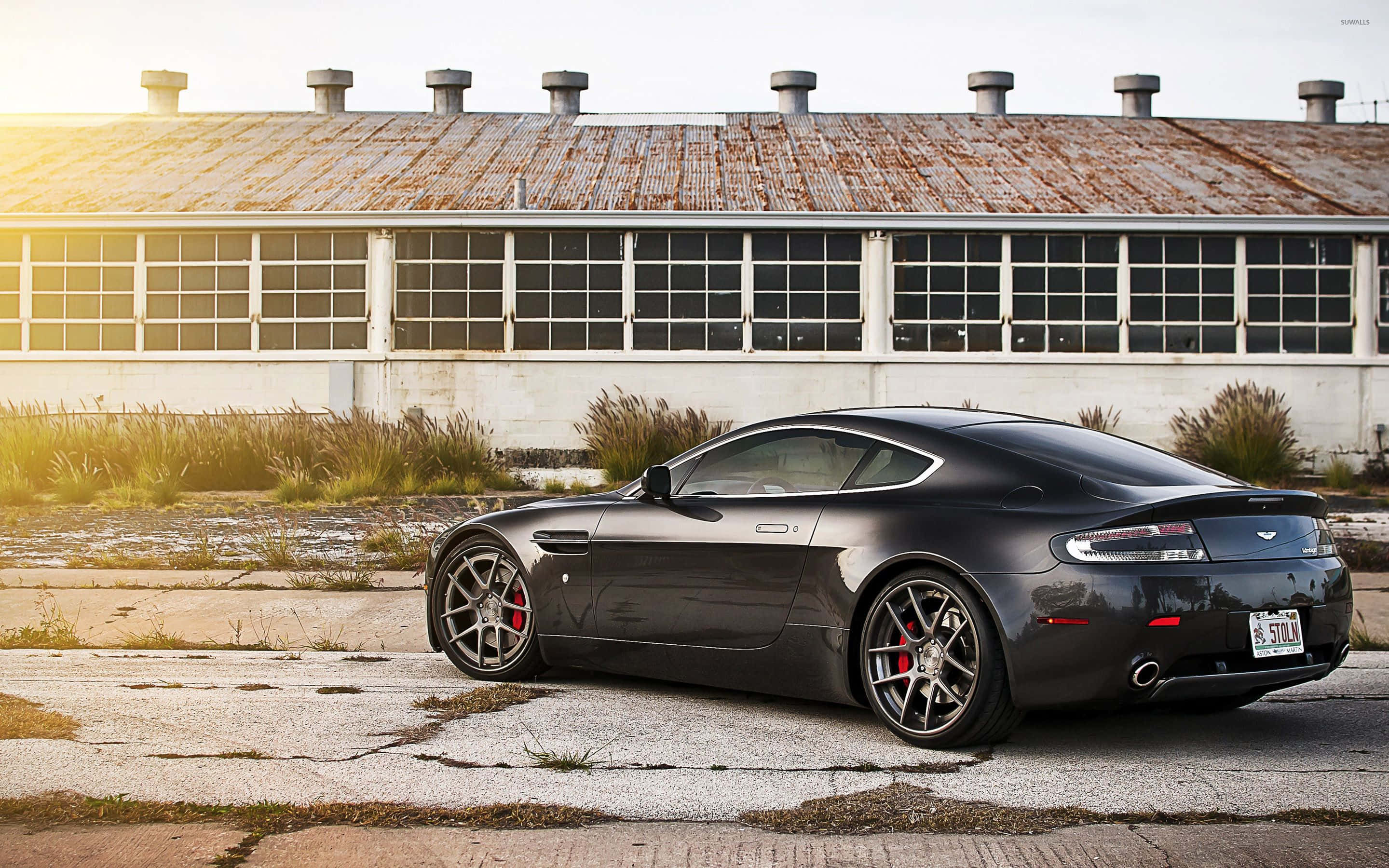 Aston Martin Vanquish hoạt động trên con đường đẹp Hình nền