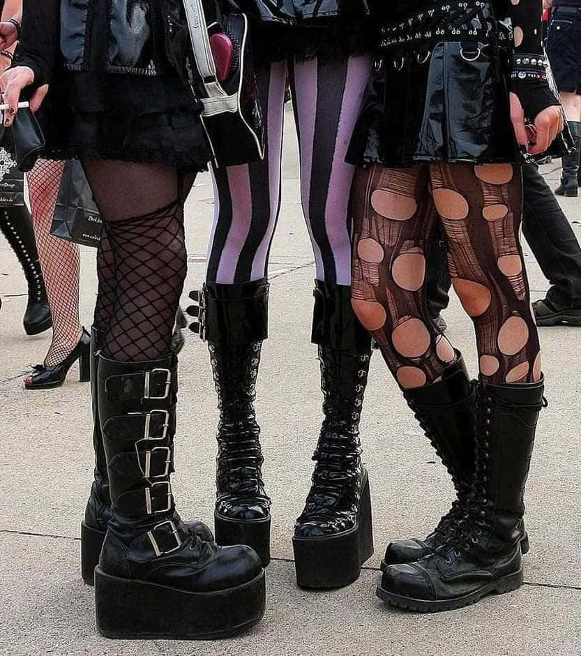ba người phụ nữ trong trang phục gothic đứng cùng nhau Hình nền