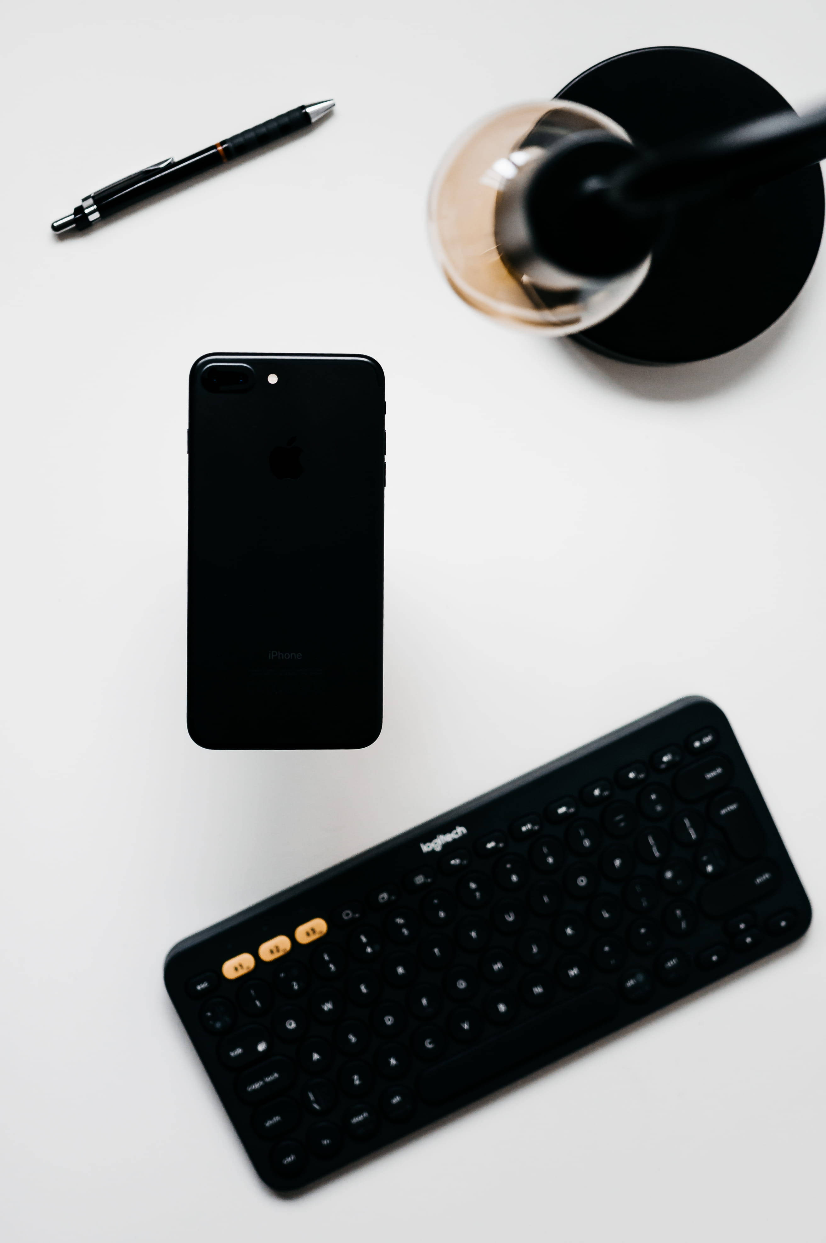 Bàn iPhone Tối Giản Với Bàn Phím Đen Hình nền