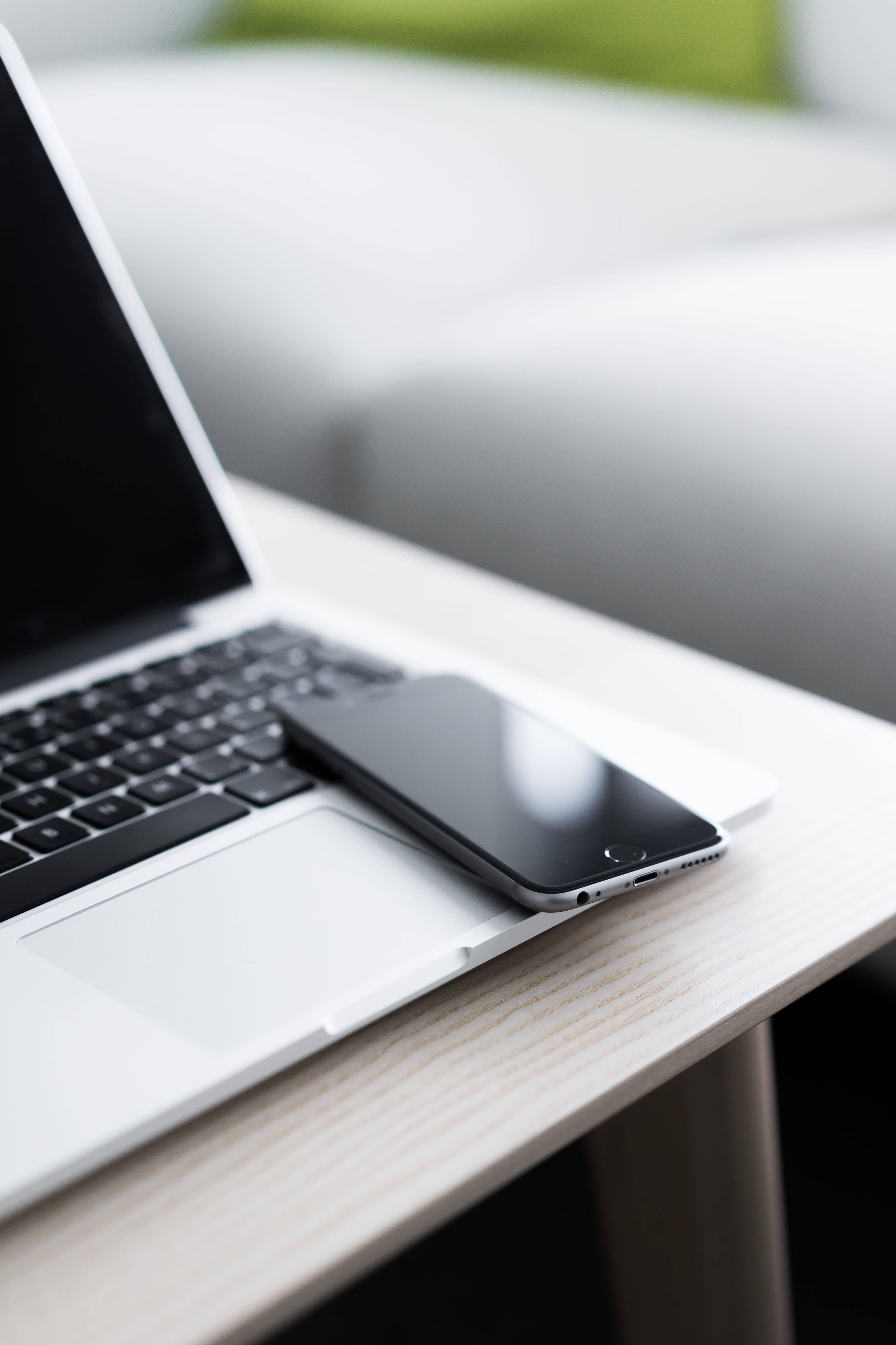 Bàn iPhone với MacBook Hình nền