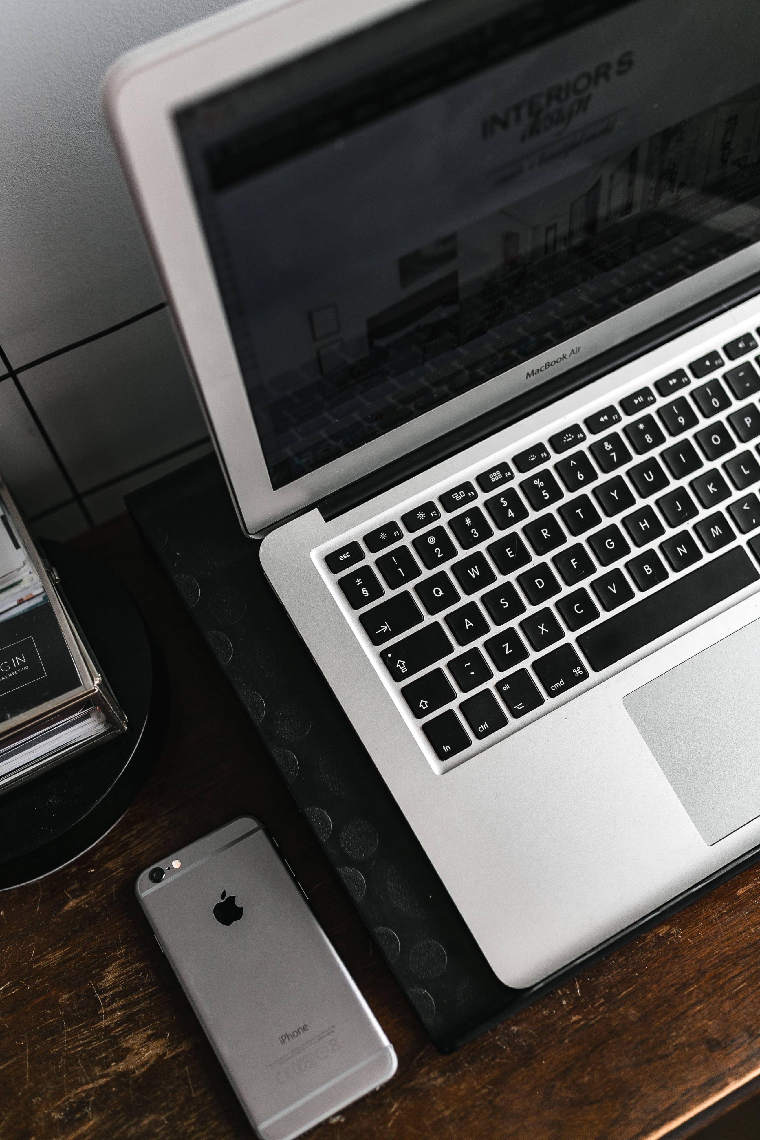 Bàn iPhone với MacBook Bạc Hình nền
