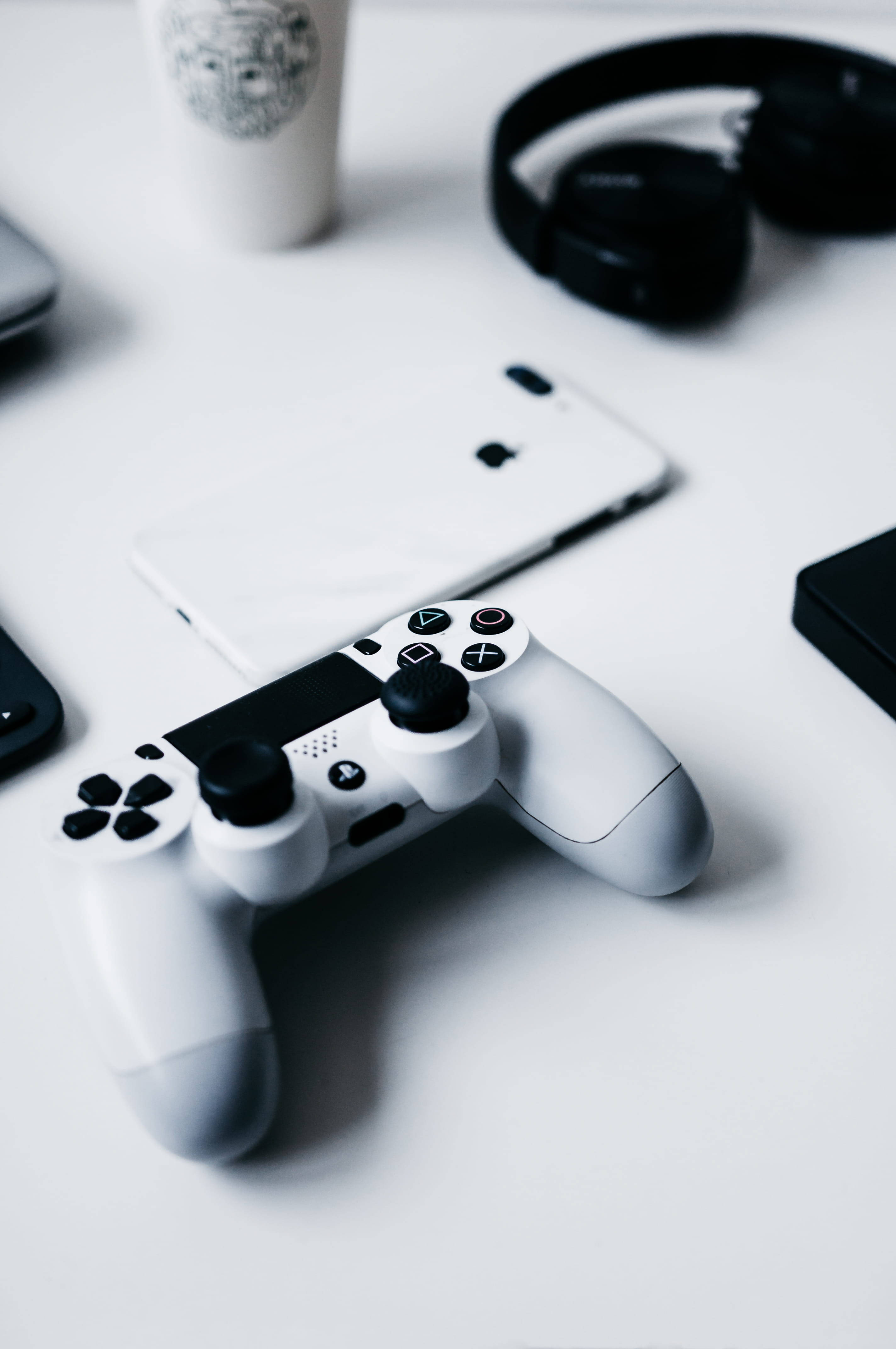Bàn iPhone với Tay cầm PlayStation Hình nền