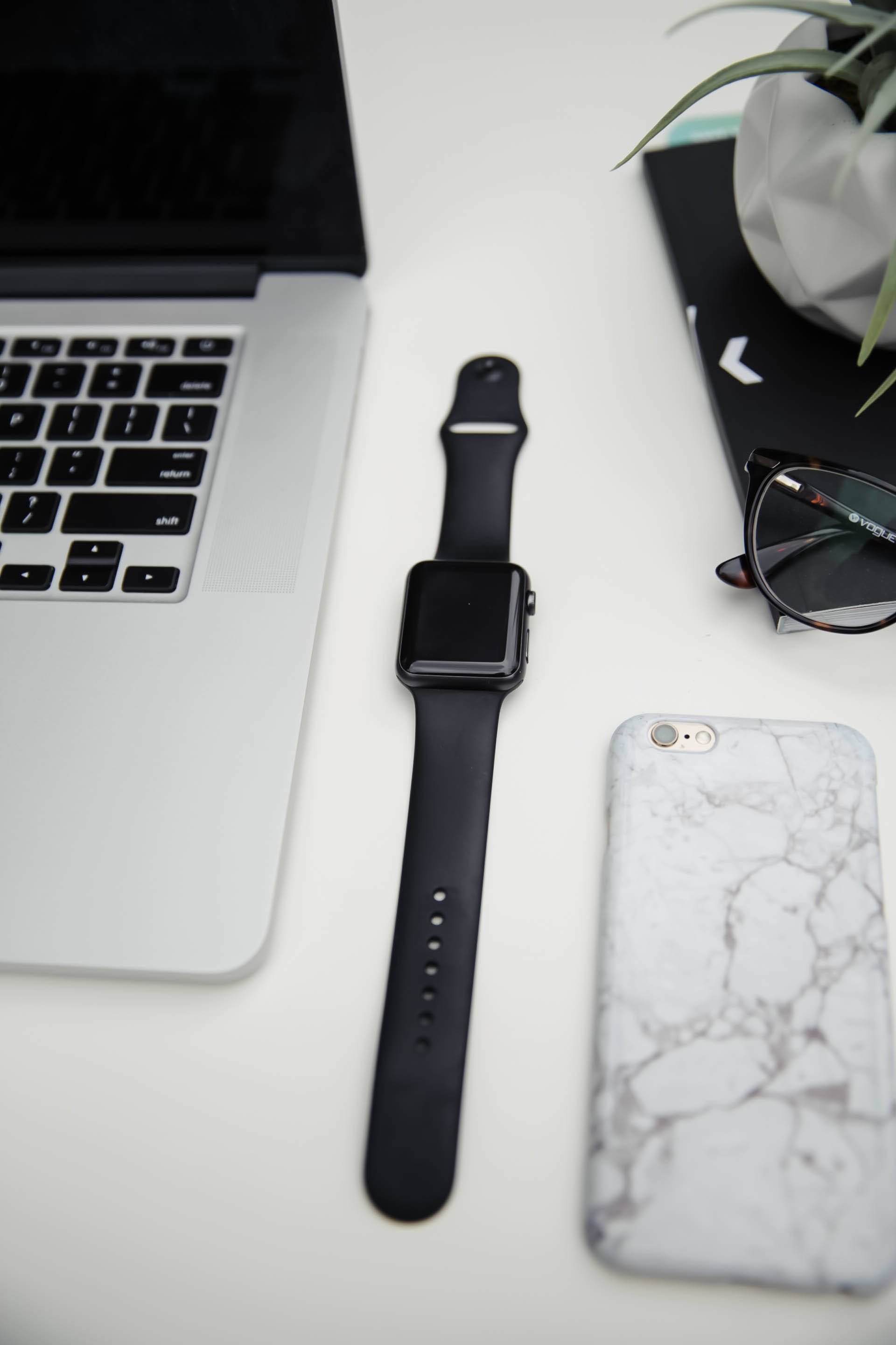 Bàn làm việc iPhone với đồng hồ thông minh Hình nền