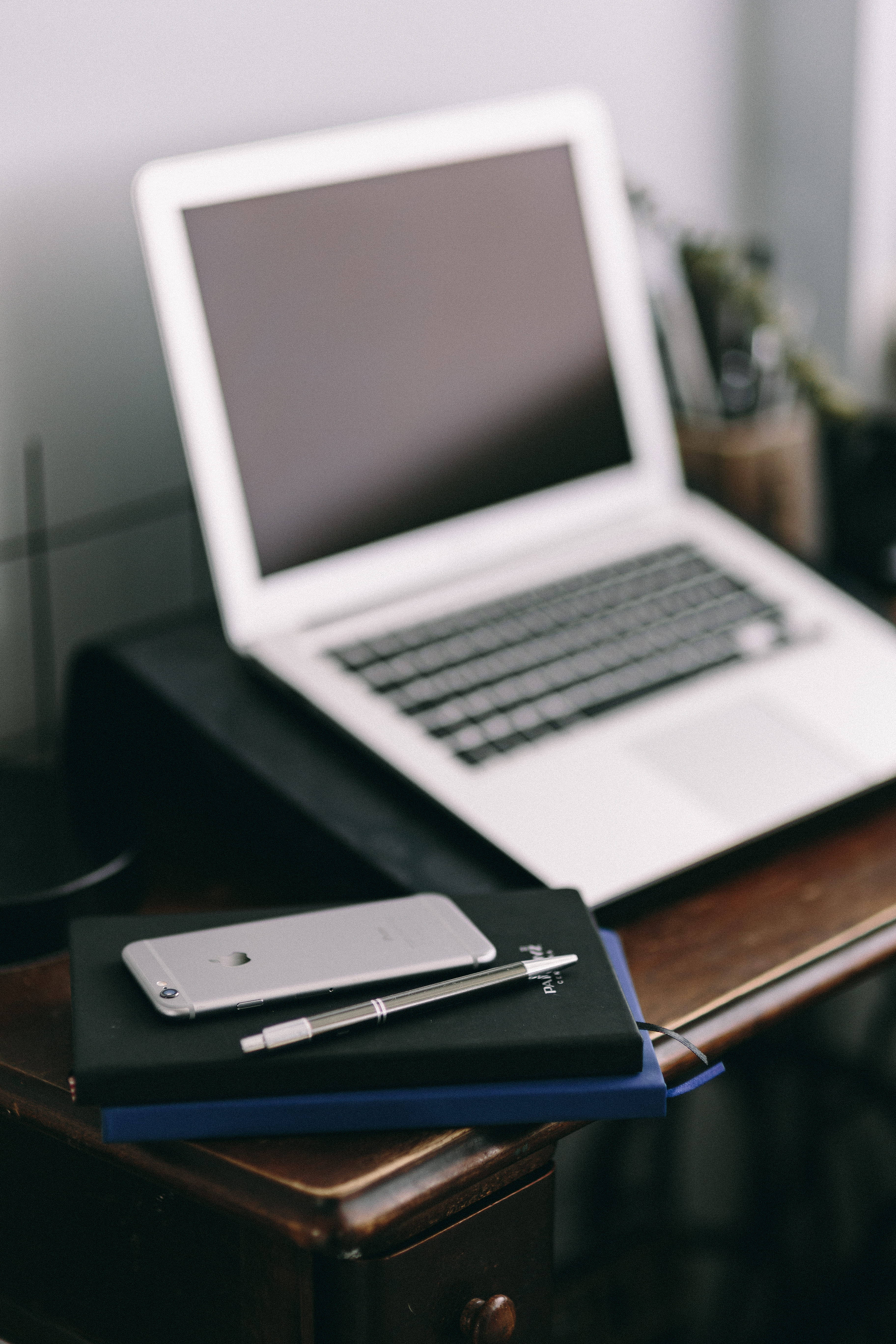 Bàn làm việc iPhone Với Sổ tay Hình nền