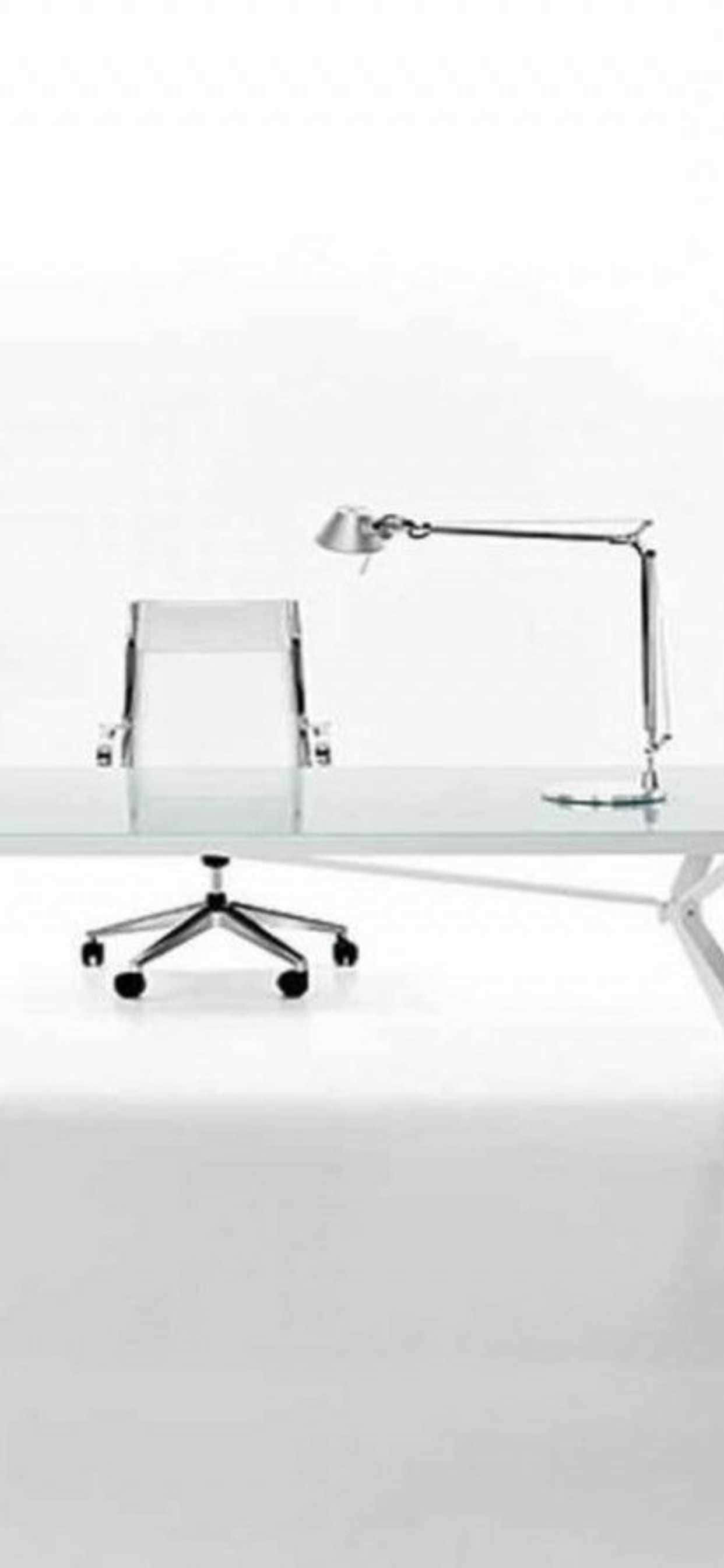 bàn làm việc văn phòng kính hiện đại với ghế và đèn Hình nền