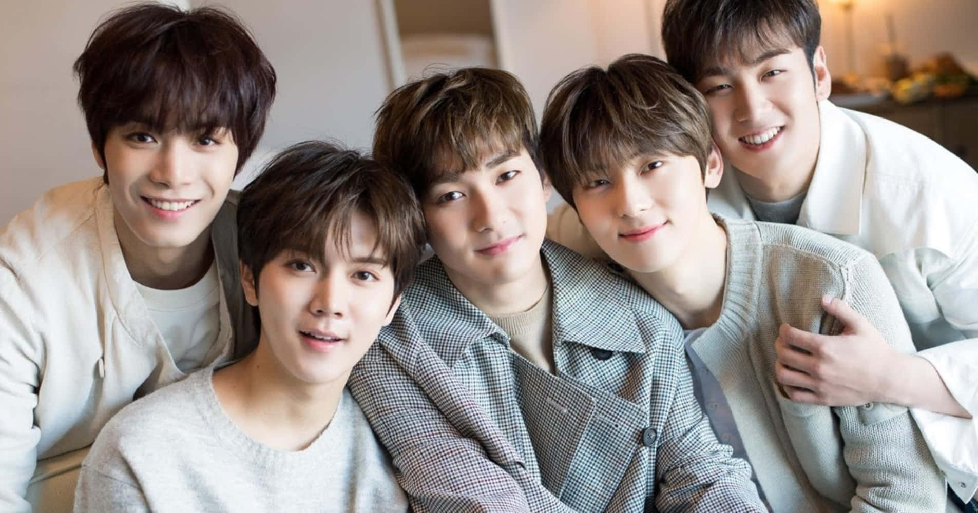 Ban nhạc NU'EST biểu diễn hòa nhạc Hình nền