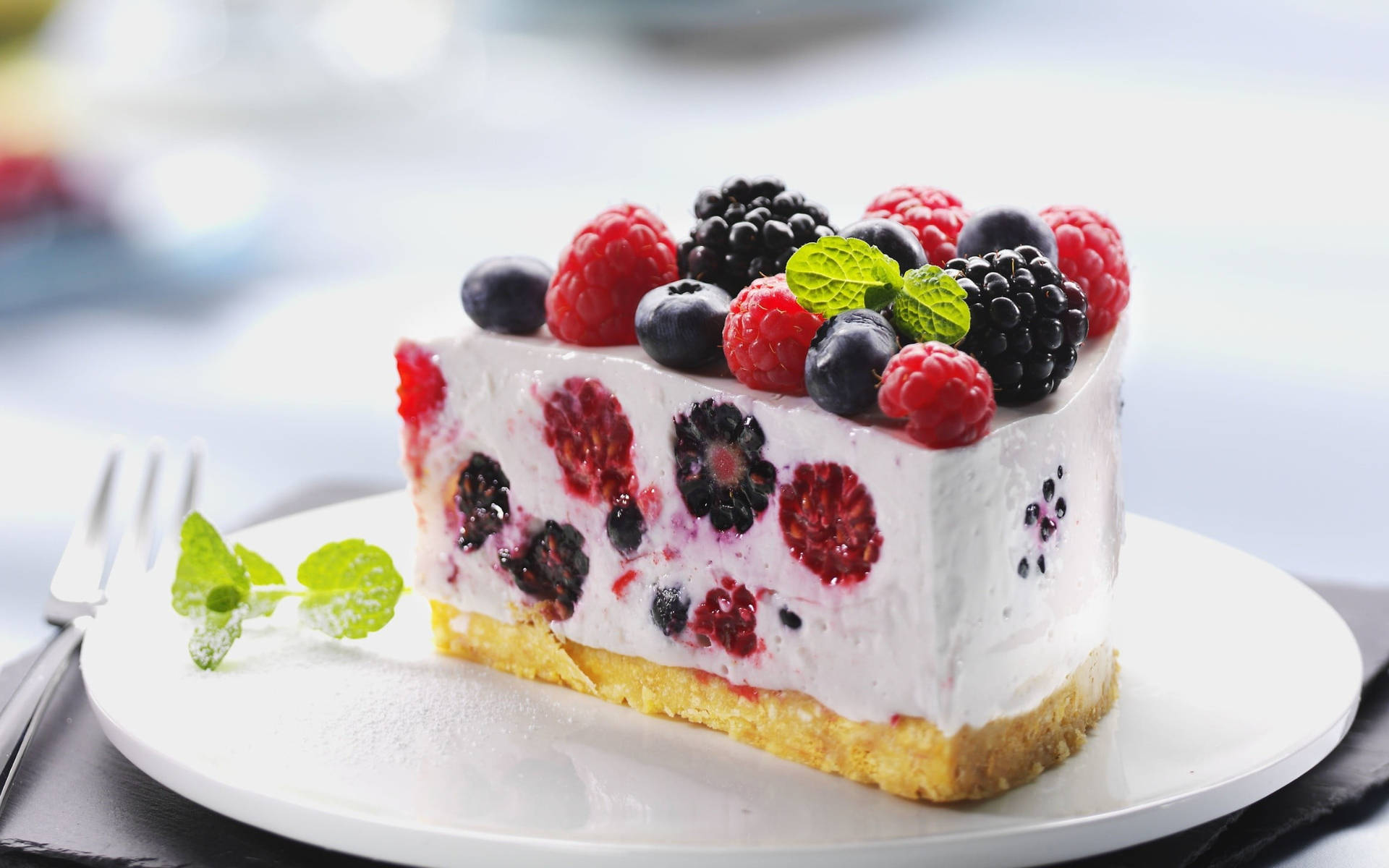 Miếng bánh berry trên đĩa Hình nền