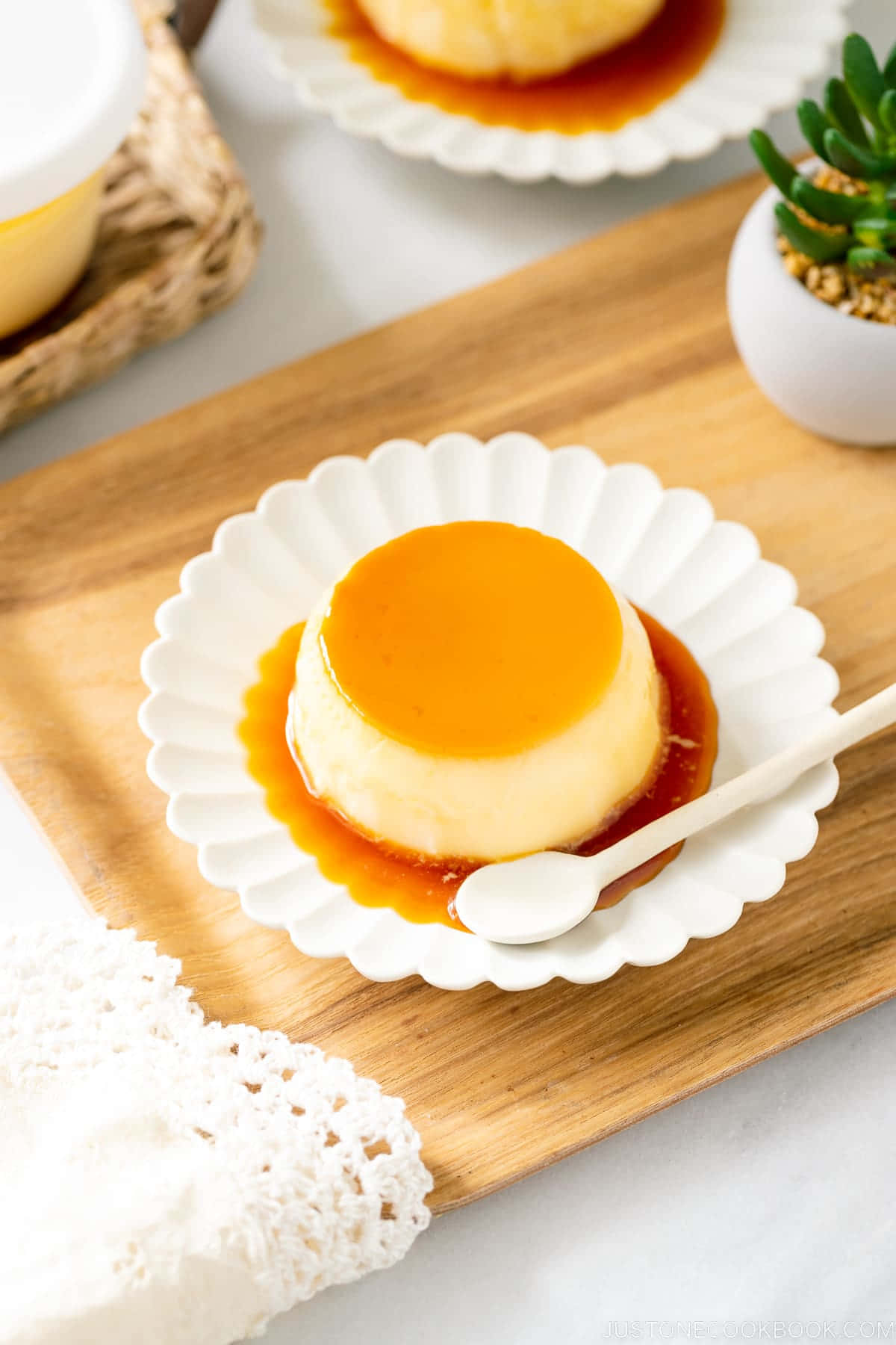 Bánh ngọt Nhật Bản tinh tế trên đĩa Hình nền