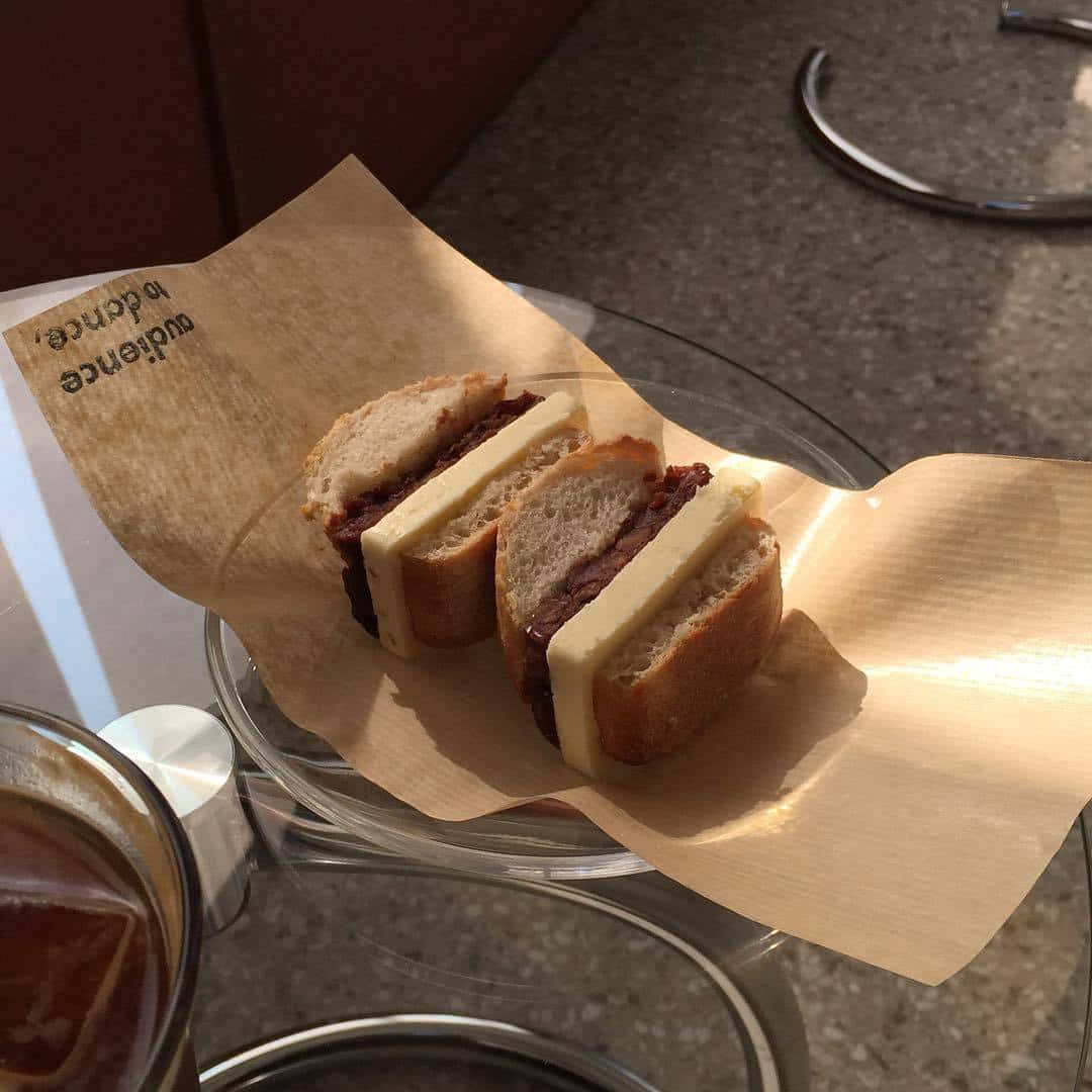 bánh sandwich trên đĩa cùng tách cà phê Hình nền