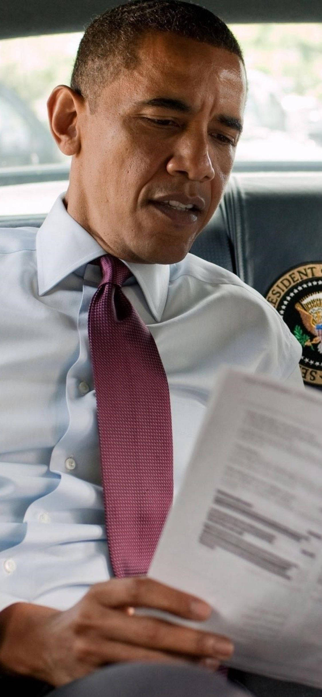 Barack Obama đắm chìm trong việc đọc sách sâu sắc Hình nền