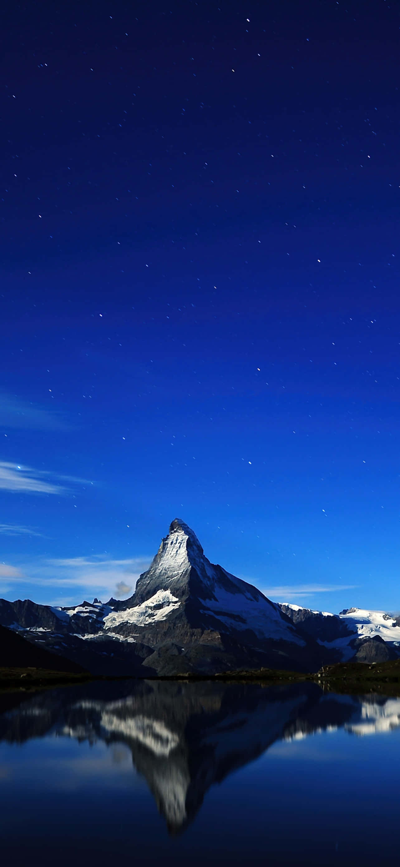 Bầu trời đầy sao xanh thẫm phía trên đỉnh Matterhorn Hình nền