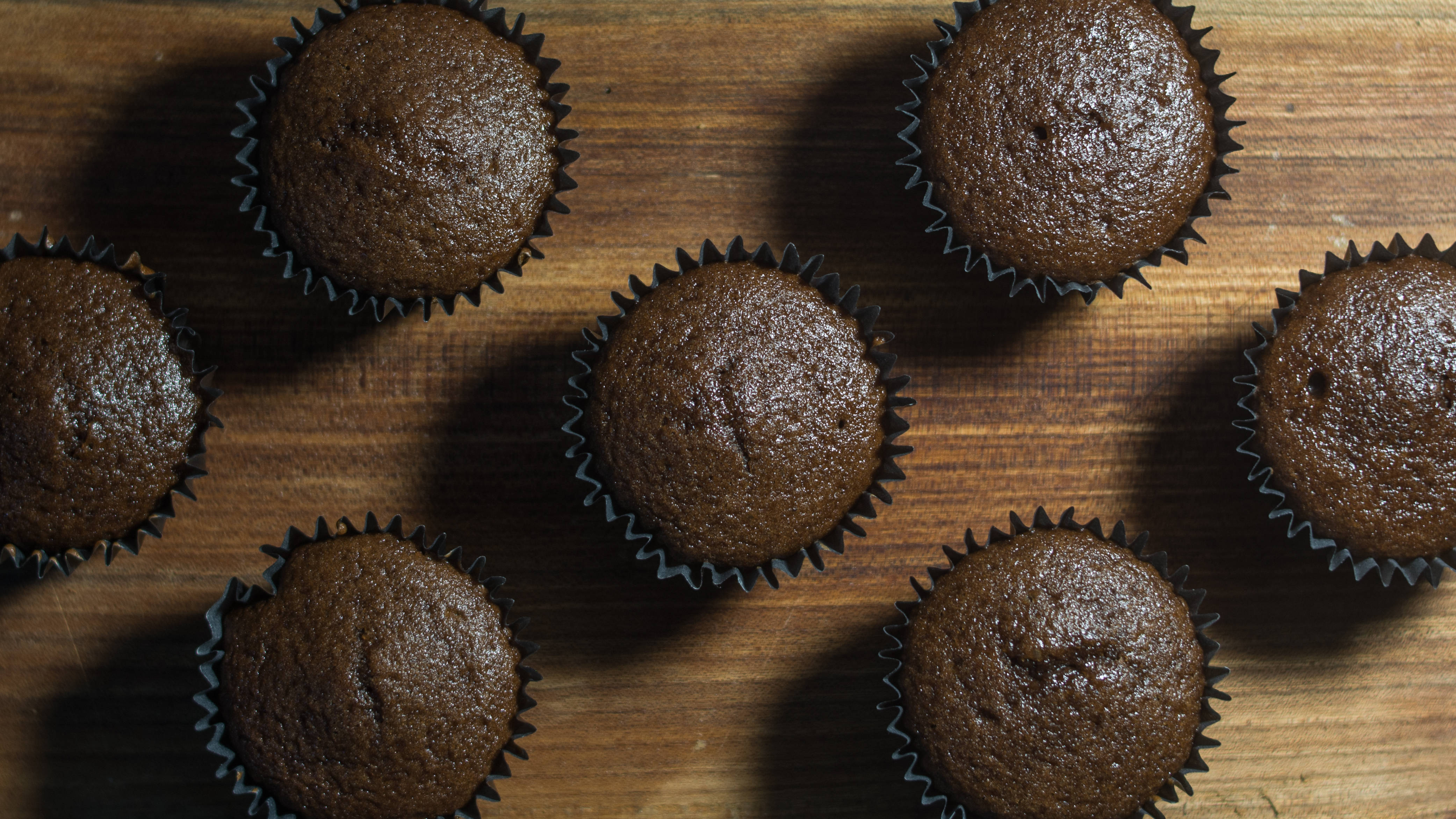 Bảy chiếc bánh muffin đen Hình nền