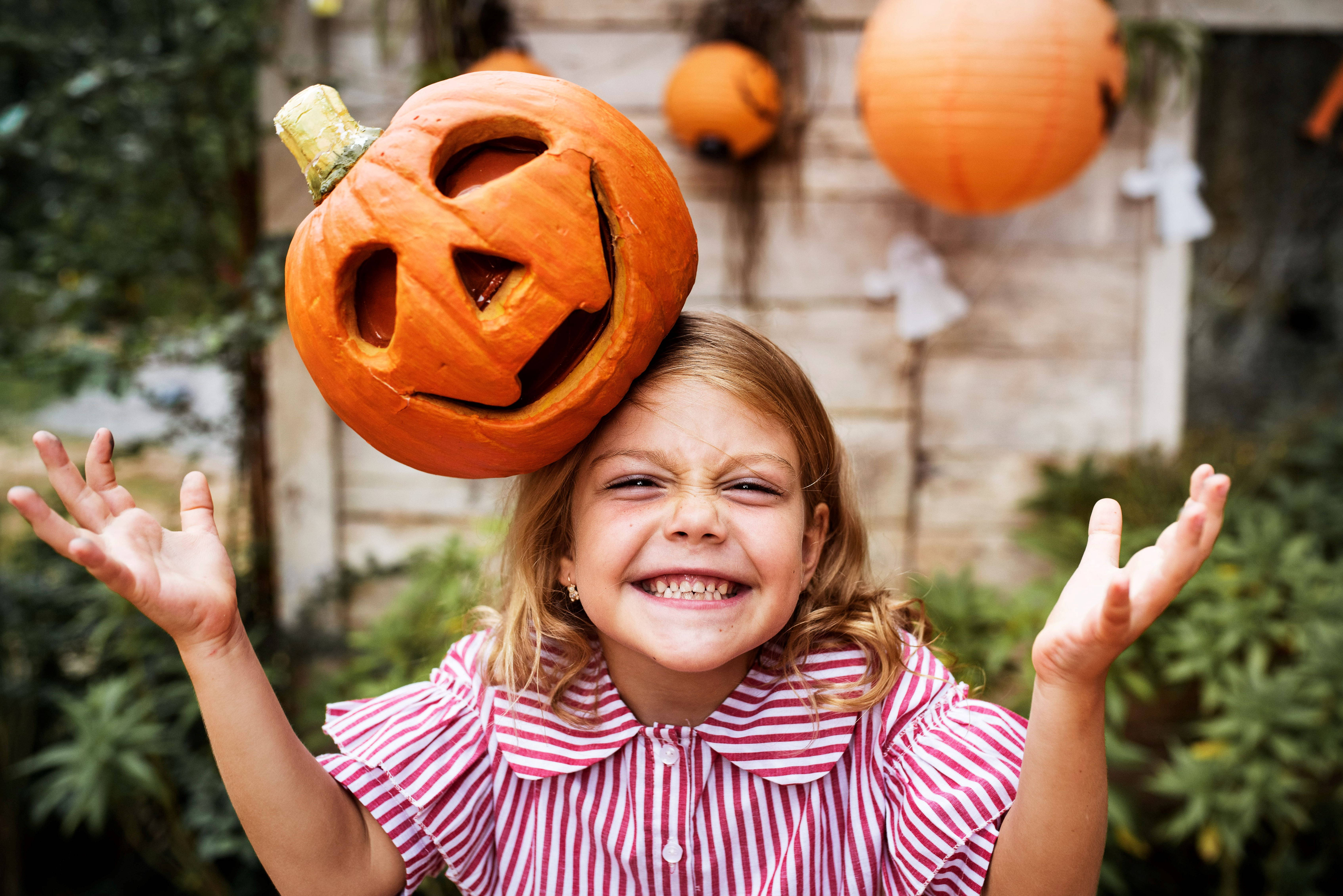 Bí Ngô Halloween Dễ Thương Trên Đầu Cô Gái Hình nền