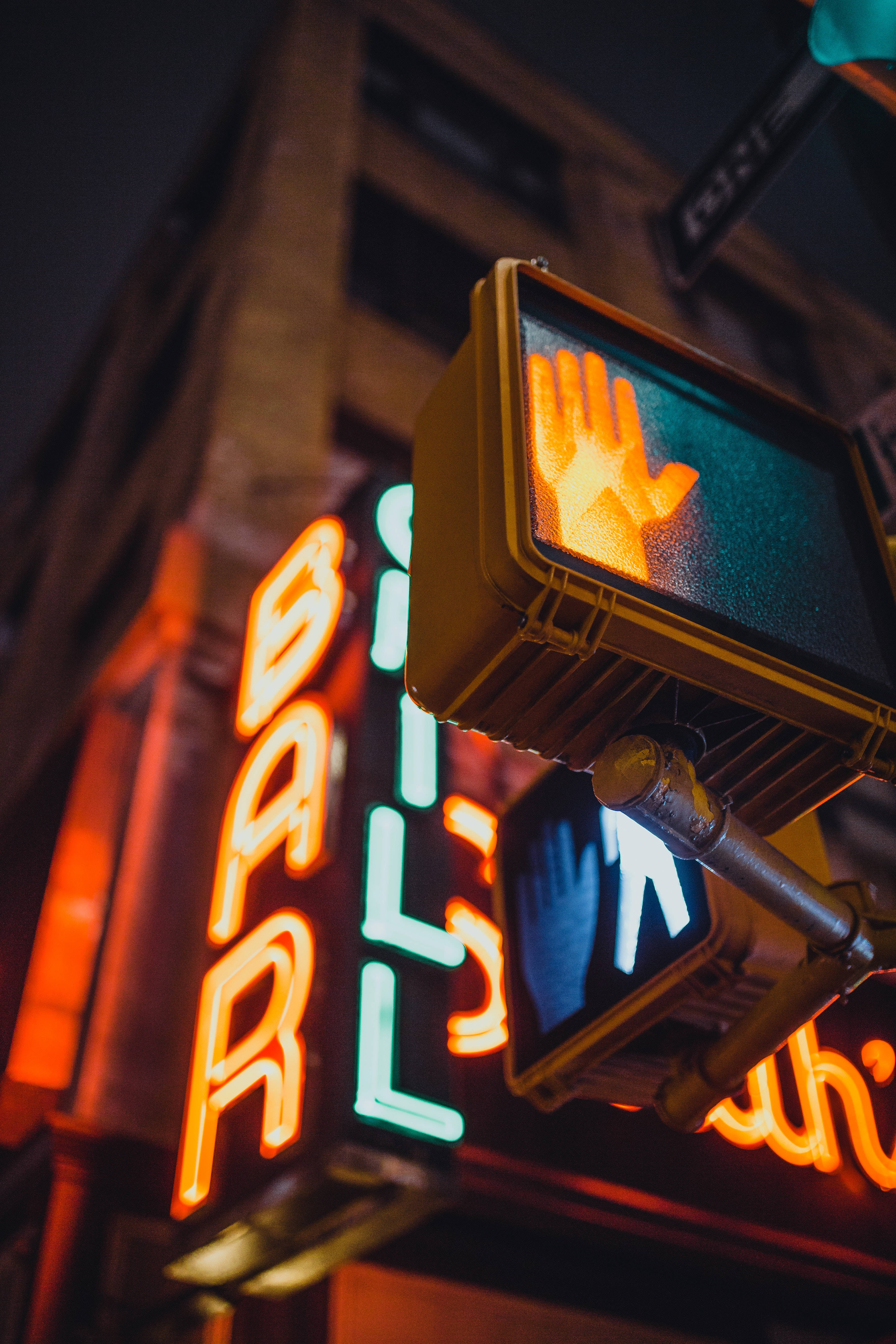 Biển Báo Người Đi Bộ Phát Sáng Neon Hình nền