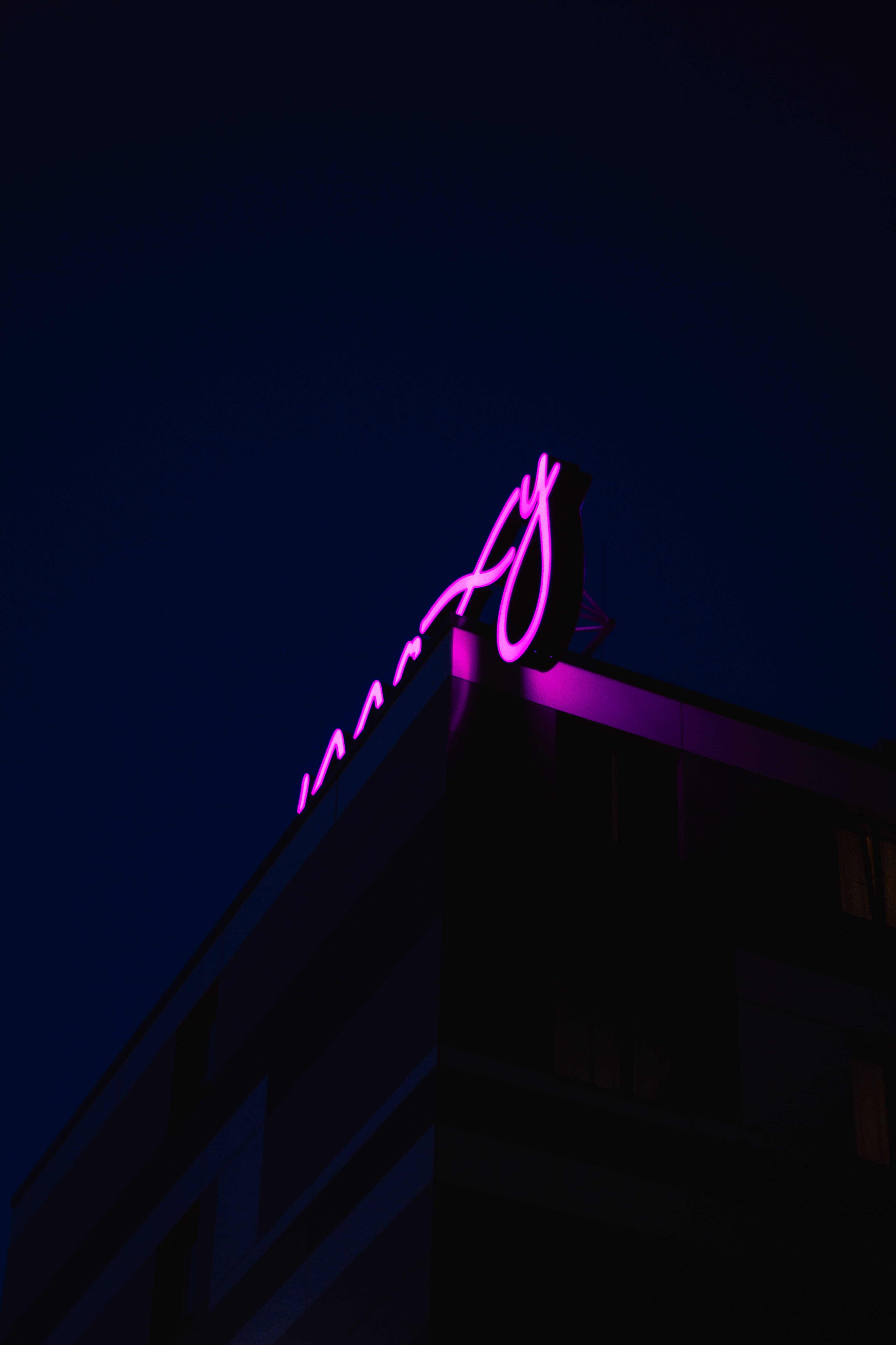 Biển hiệu neon tím trên mái nhà Hình nền