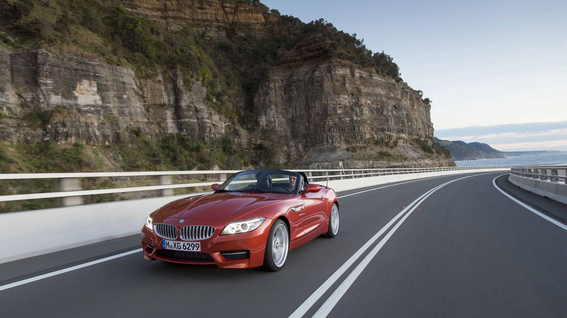 Hình nền xe BMW Z4 màu cam trên đường cạnh núi