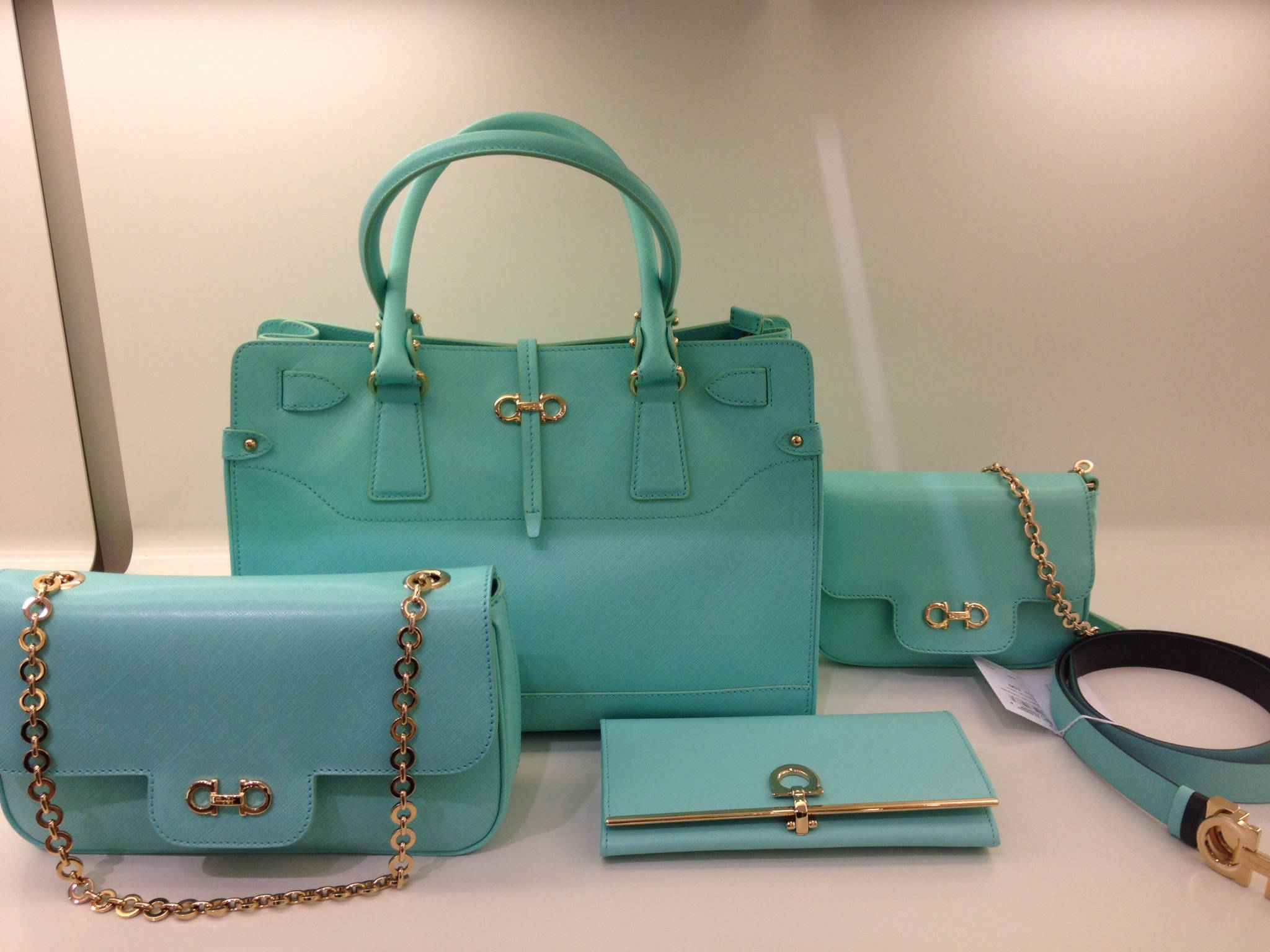 Bộ Túi Xách Salvatore Ferragamo Màu Xanh Ngọc Thể Hiện Sự Sang Trọng Và Đẳng Cấp Hình nền