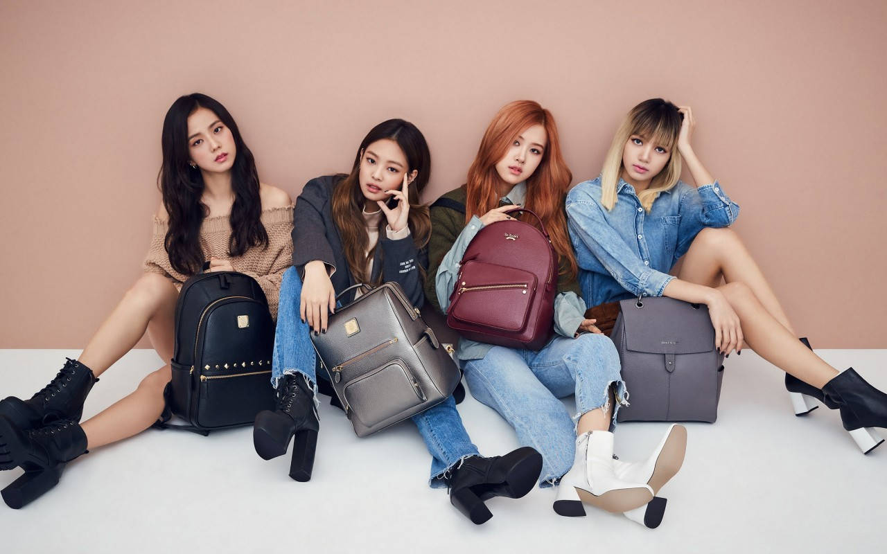 Bốn thành viên Blackpink đeo ba lô phong cách. Hình nền