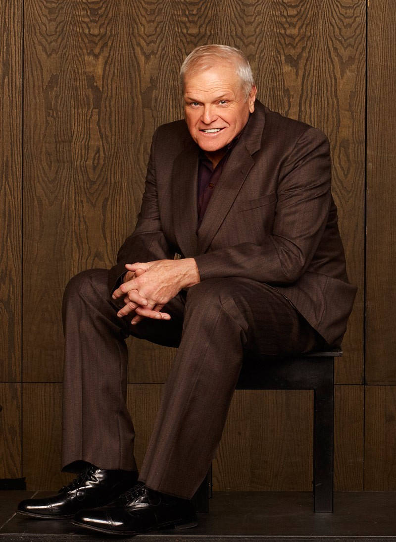 Brian Dennehy Bộ Vest Màu Nâu Phong Cách Trên Nền Gỗ Hình nền