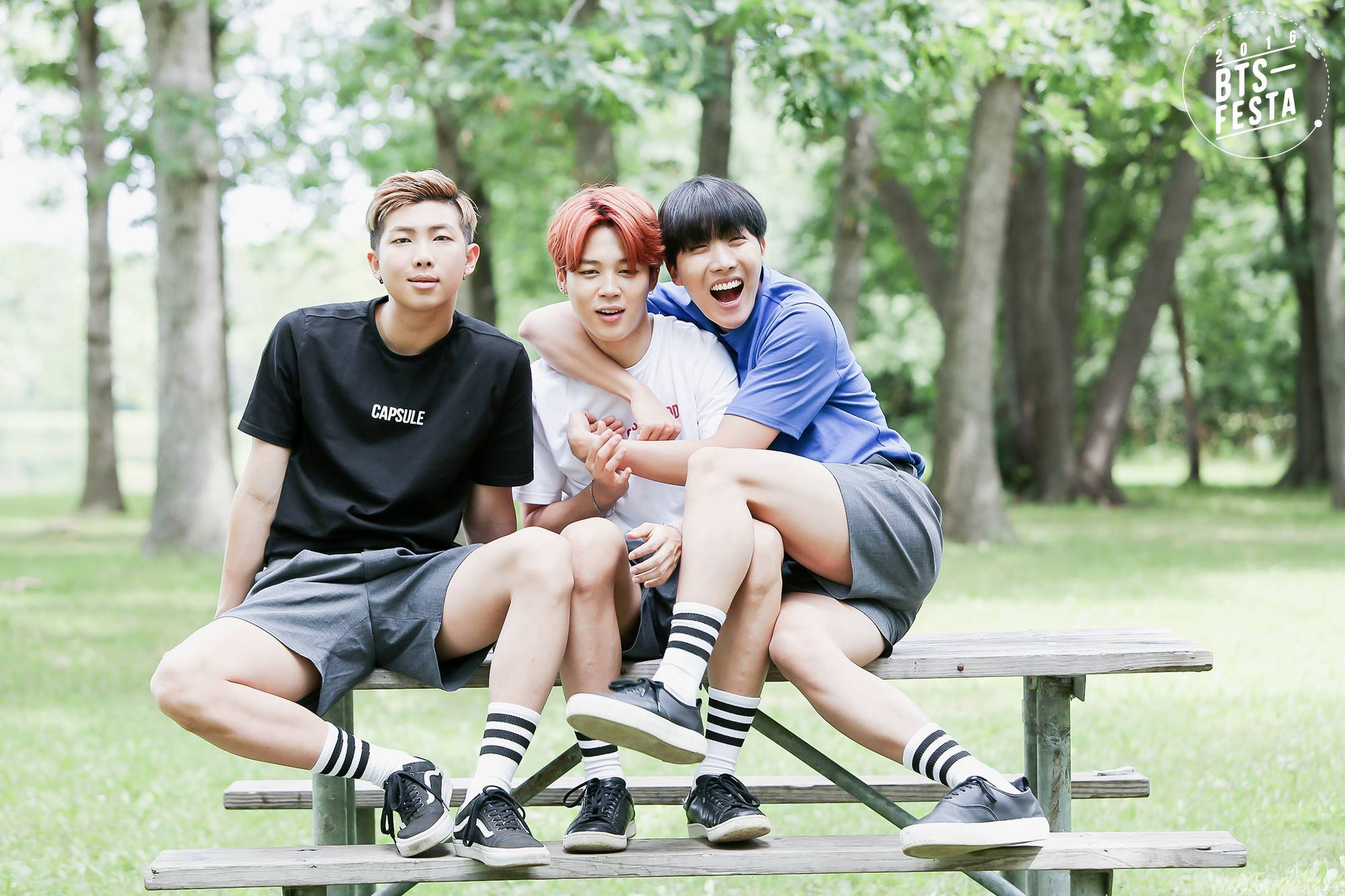 BTS Bộ Ba Thẩm Mỹ Trên Ghế Công Viên Hình nền