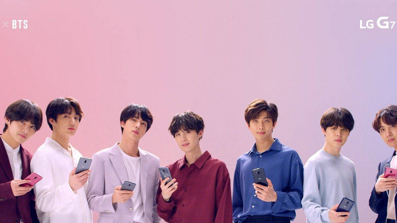 BTS Cầm Điện Thoại LG Trên Laptop Hình nền
