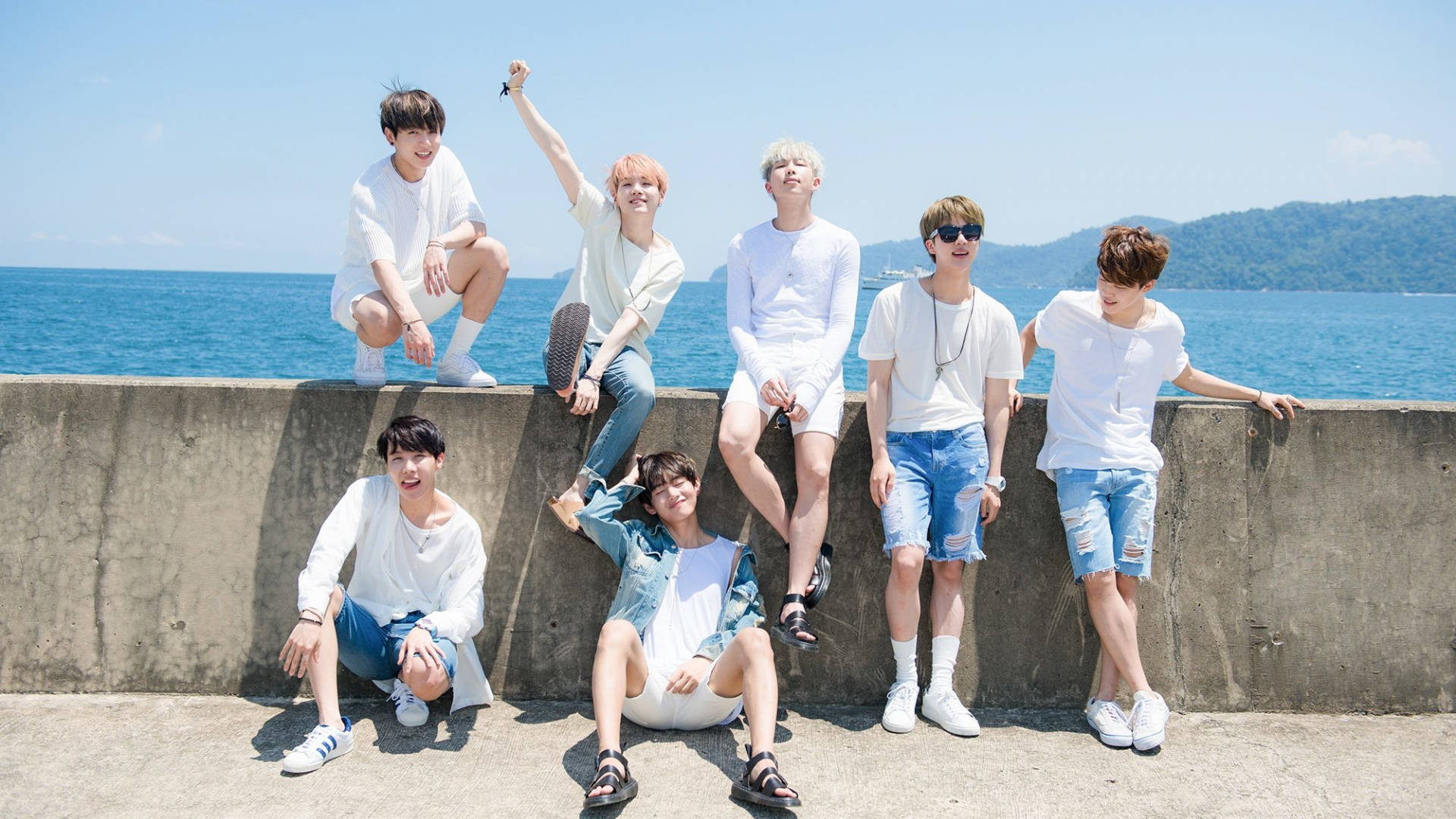 BTS chụp ảnh nhóm gần biển Hình nền