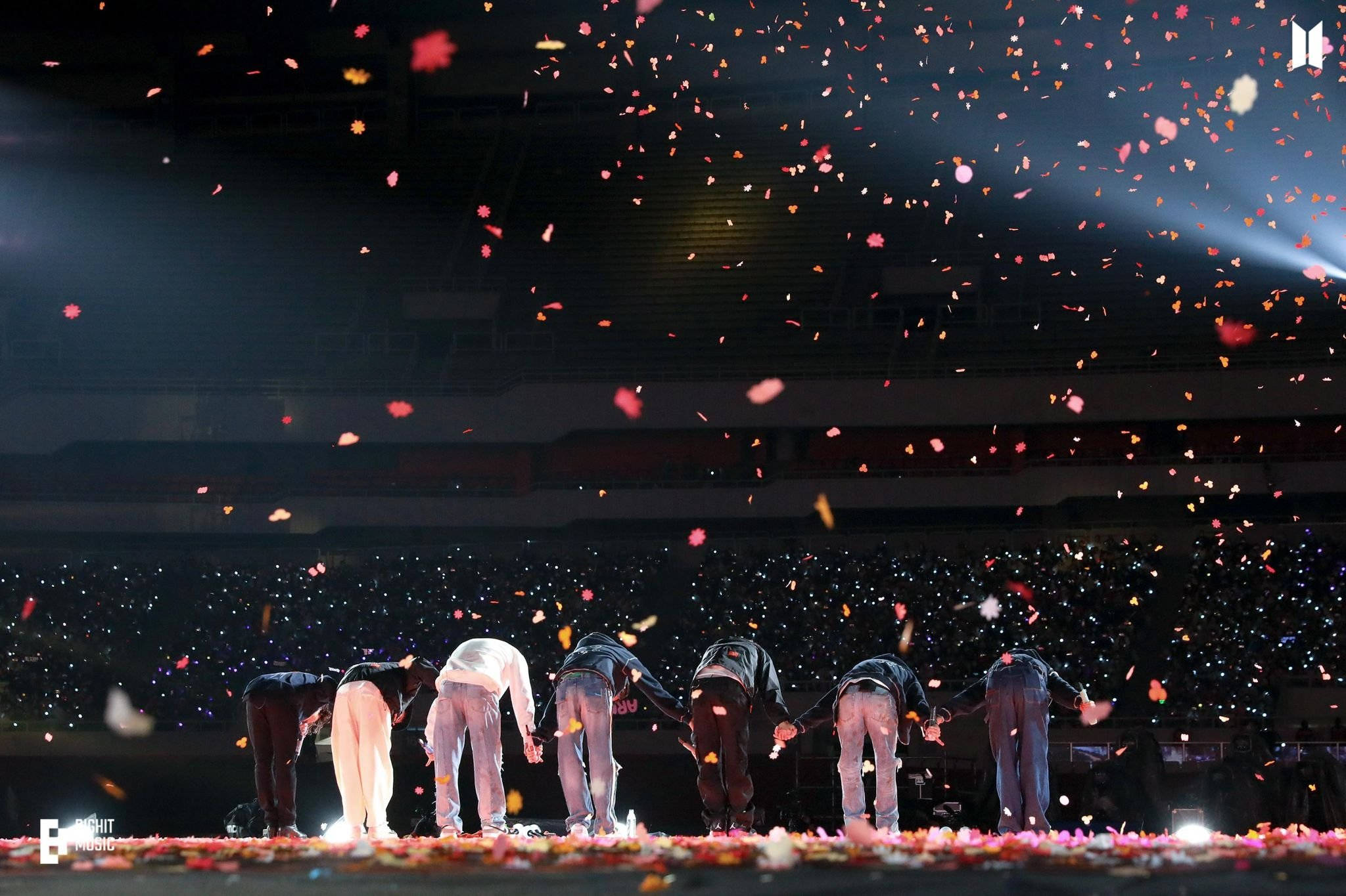 BTS Concert Với Các Thành Viên Cúi Chào Army Hình nền