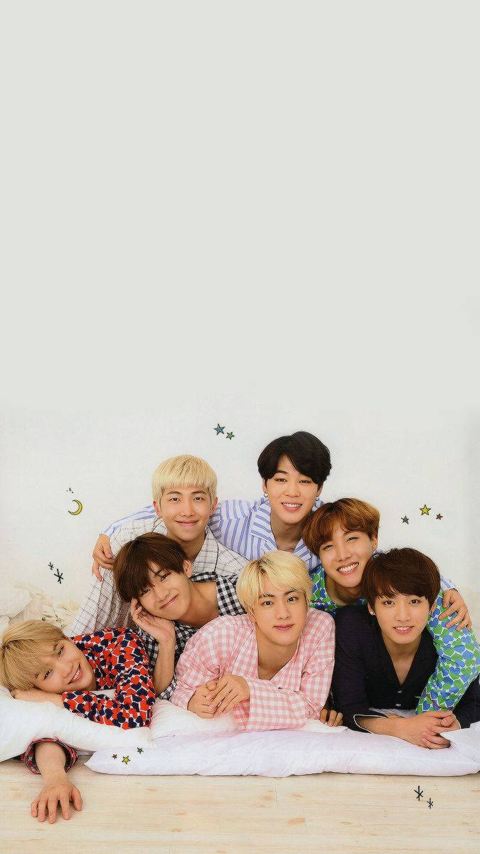 BTS nằm cùng nhau trên giường mỉm cười hình nền.