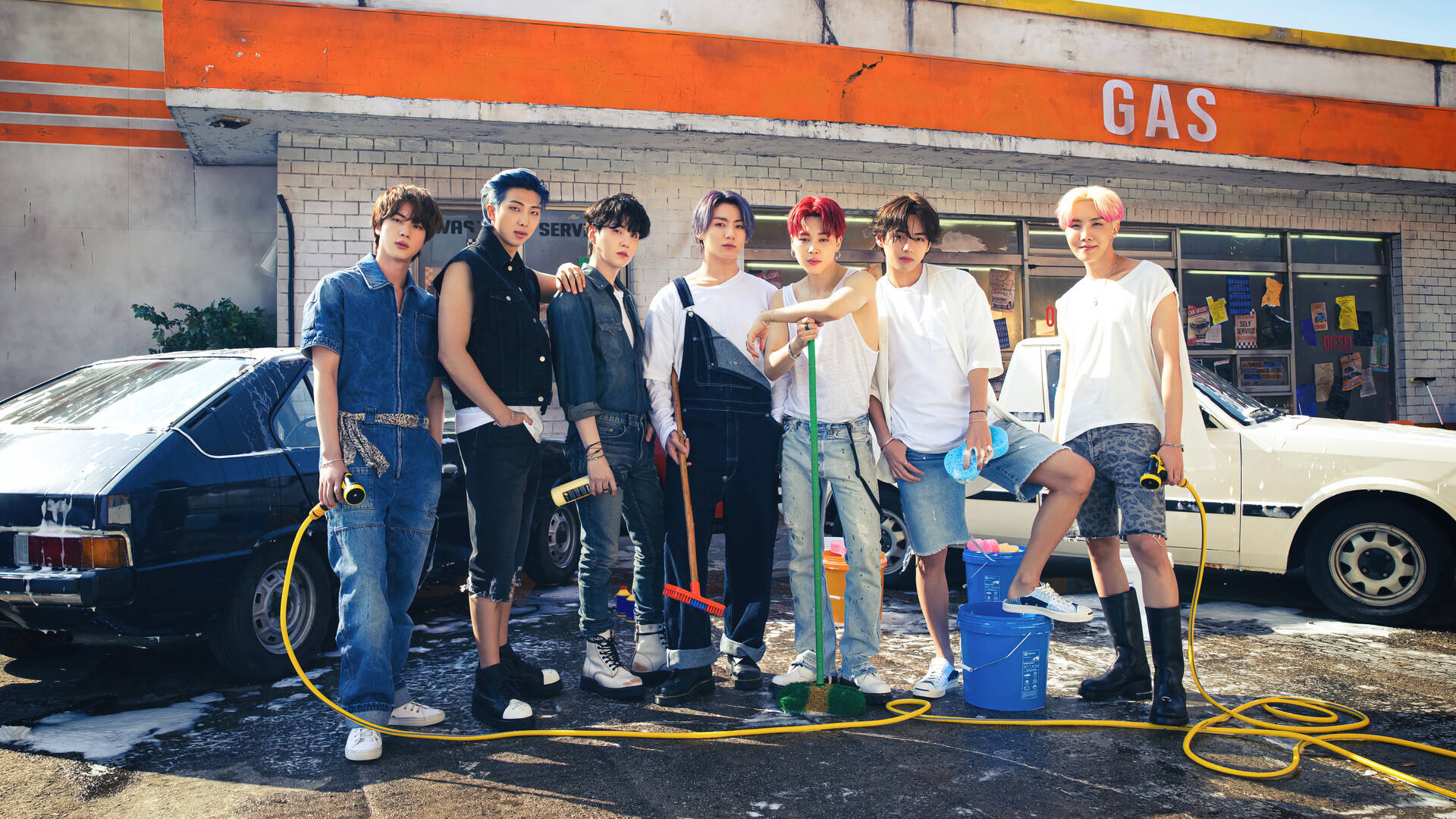 BTS Nhóm Chụp Ảnh Tại Trạm Rửa Xe Hình nền