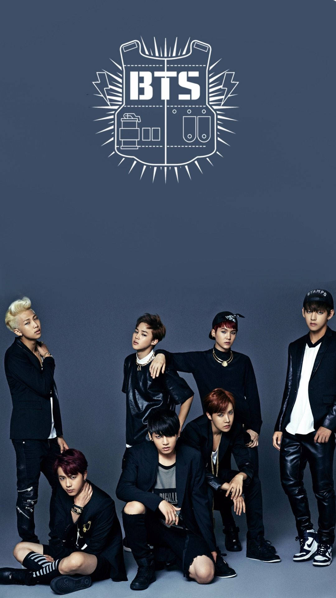 Các thành viên nhóm nhạc nam BTS: V, Jungkook, Jimin, Suga, Jin, RM và J-Hope trong trang phục đen giản dị.