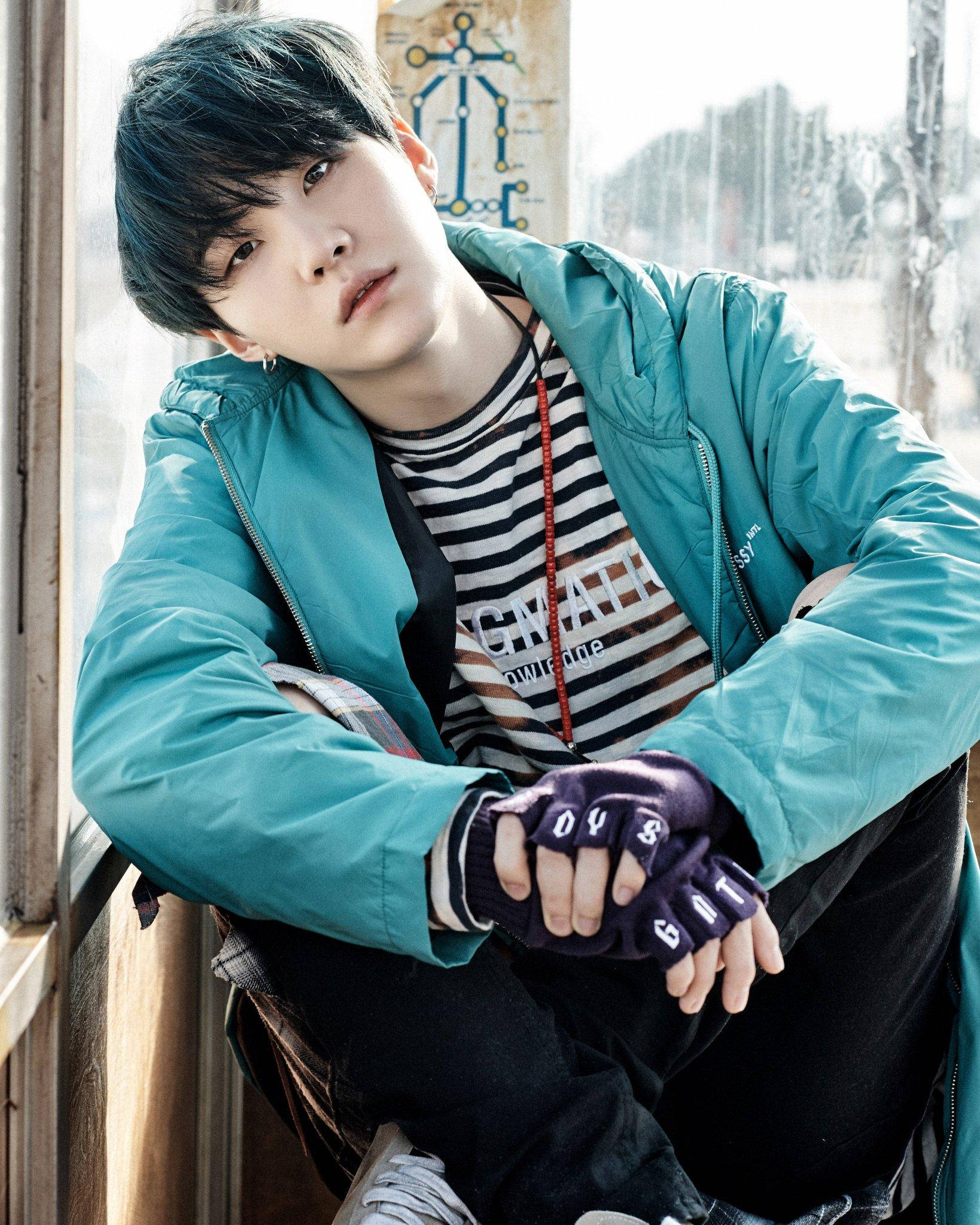 BTS Suga Dễ Thương Trong Tông Xanh Hình nền